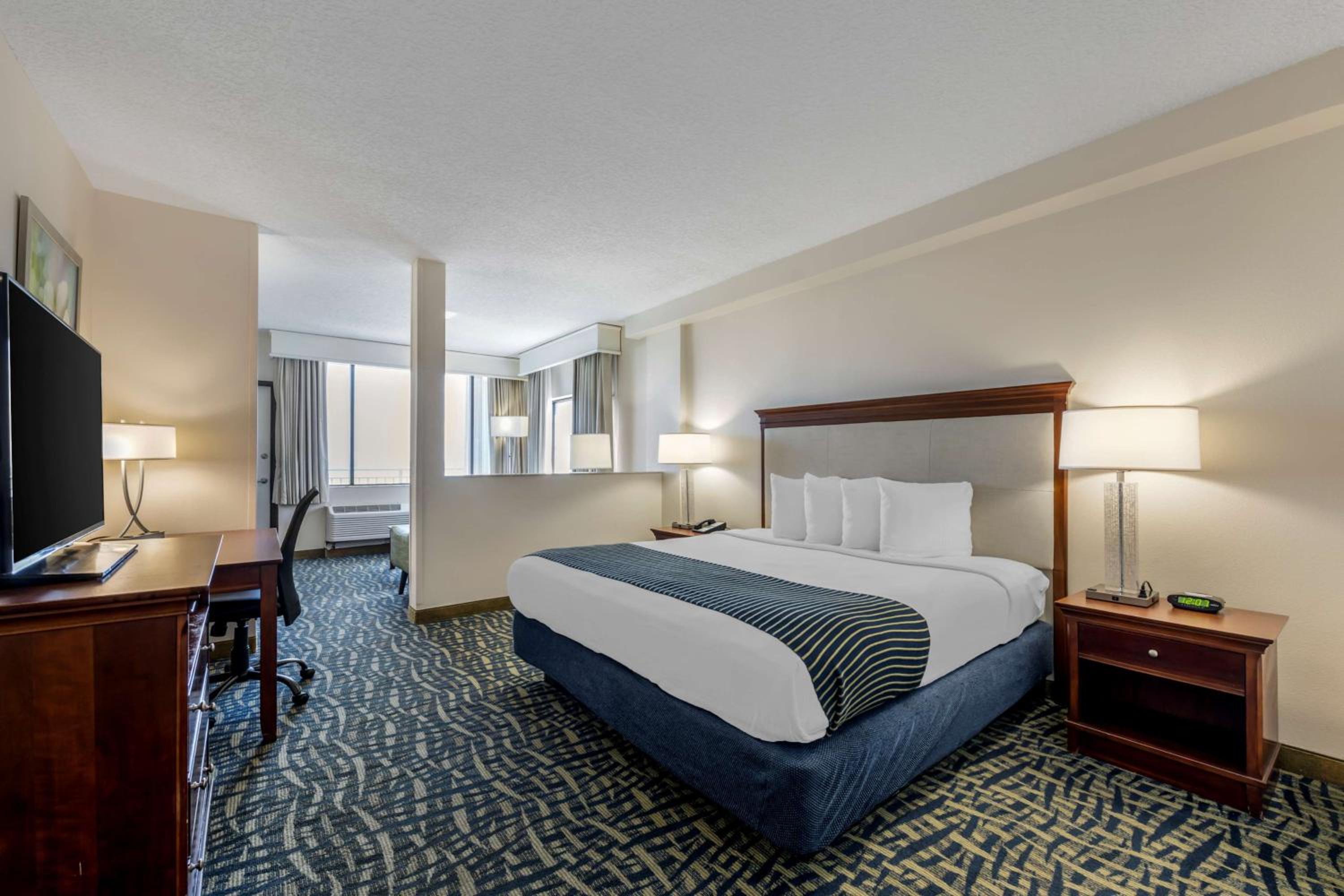 Oceanfront Junior King Suite with Balcony - Non-Smoking photo 1