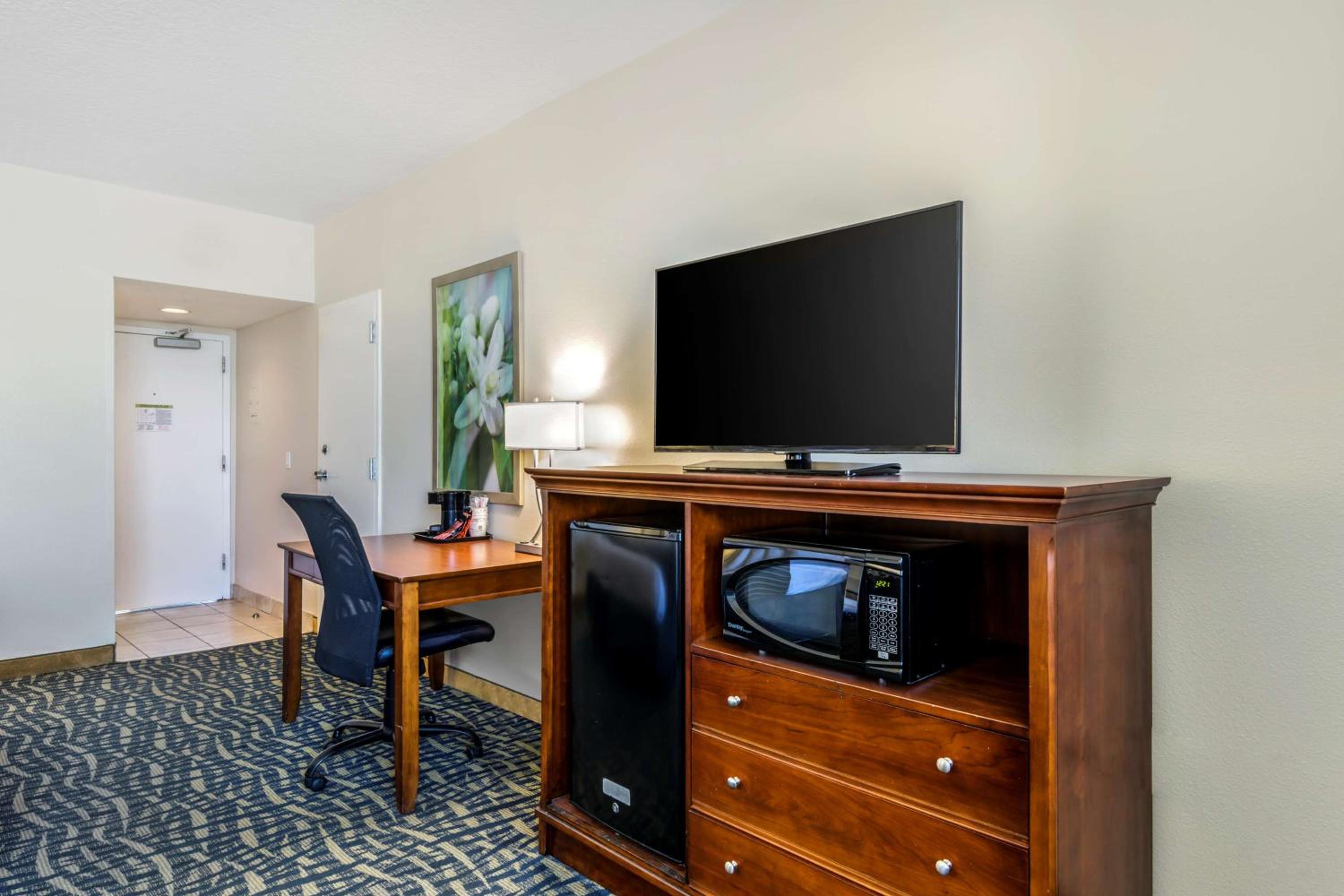 Oceanfront King Room with Balcony - Non-Smoking - Photo 5