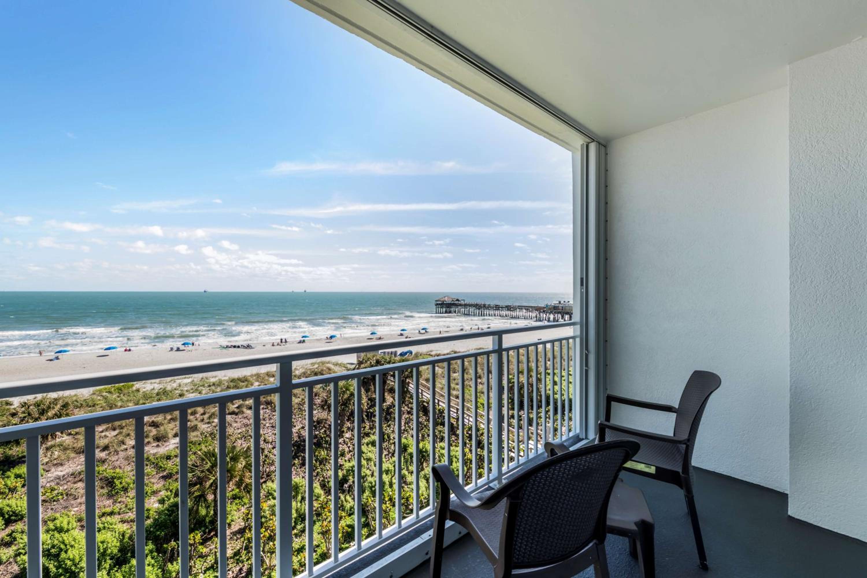 Queen Room with Two Queen Beds, Balcony and Partial Ocean View - Non-Smoking - Photo 4