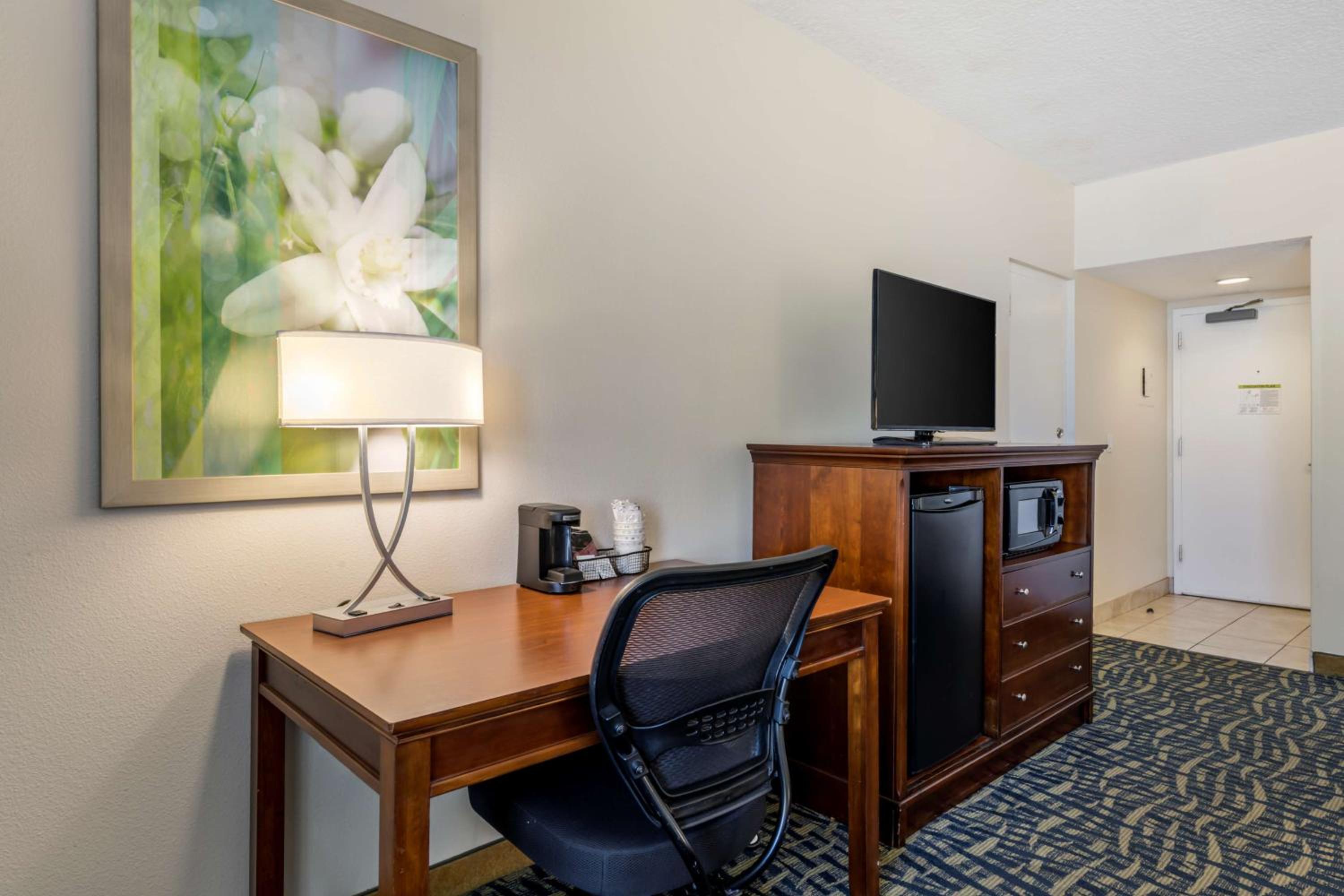 Queen Room with Two Queen Beds, Balcony and Partial Ocean View - Non-Smoking - Photo 3