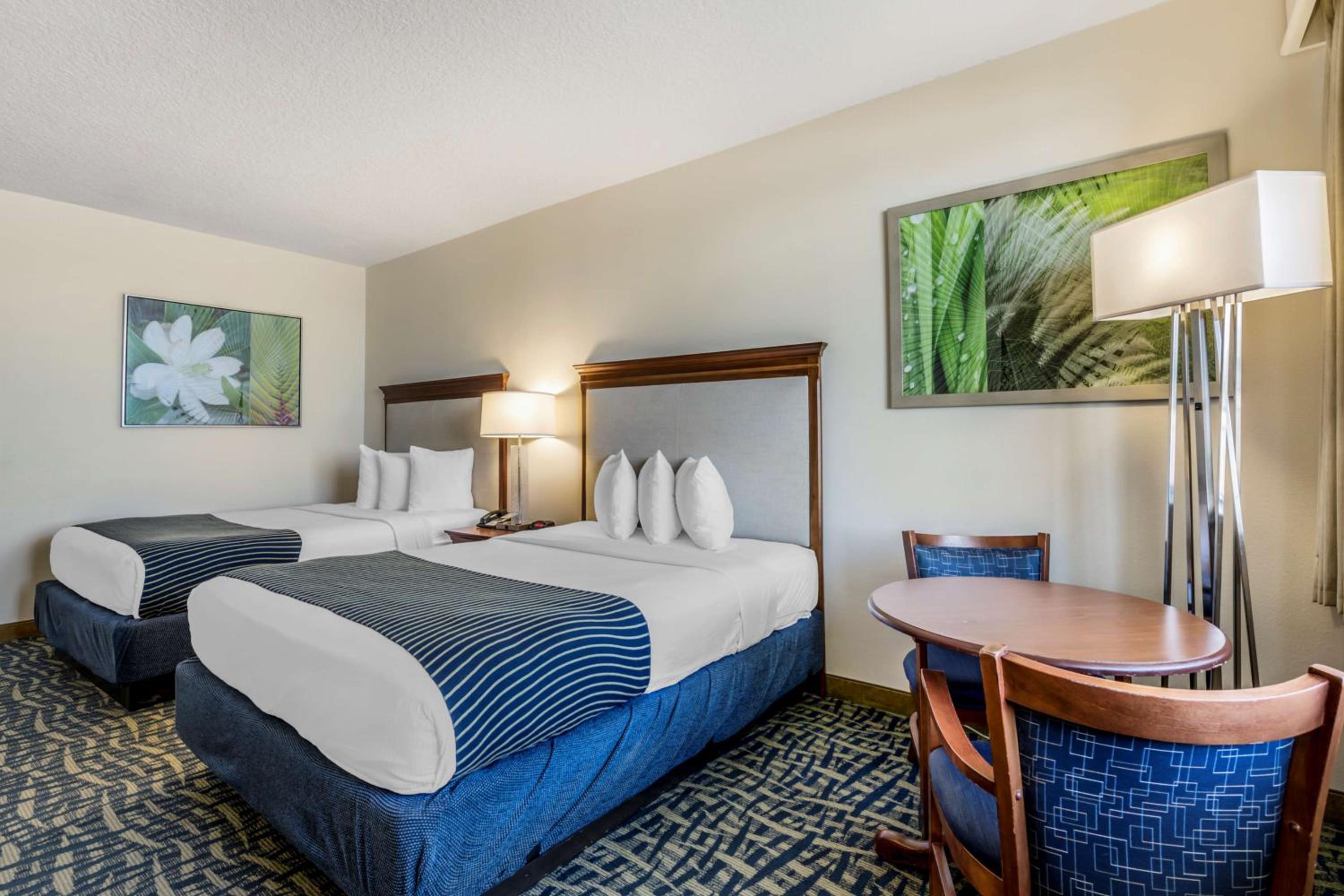 Queen Room with Two Queen Beds, Balcony and Partial Ocean View - Non-Smoking - Photo 2