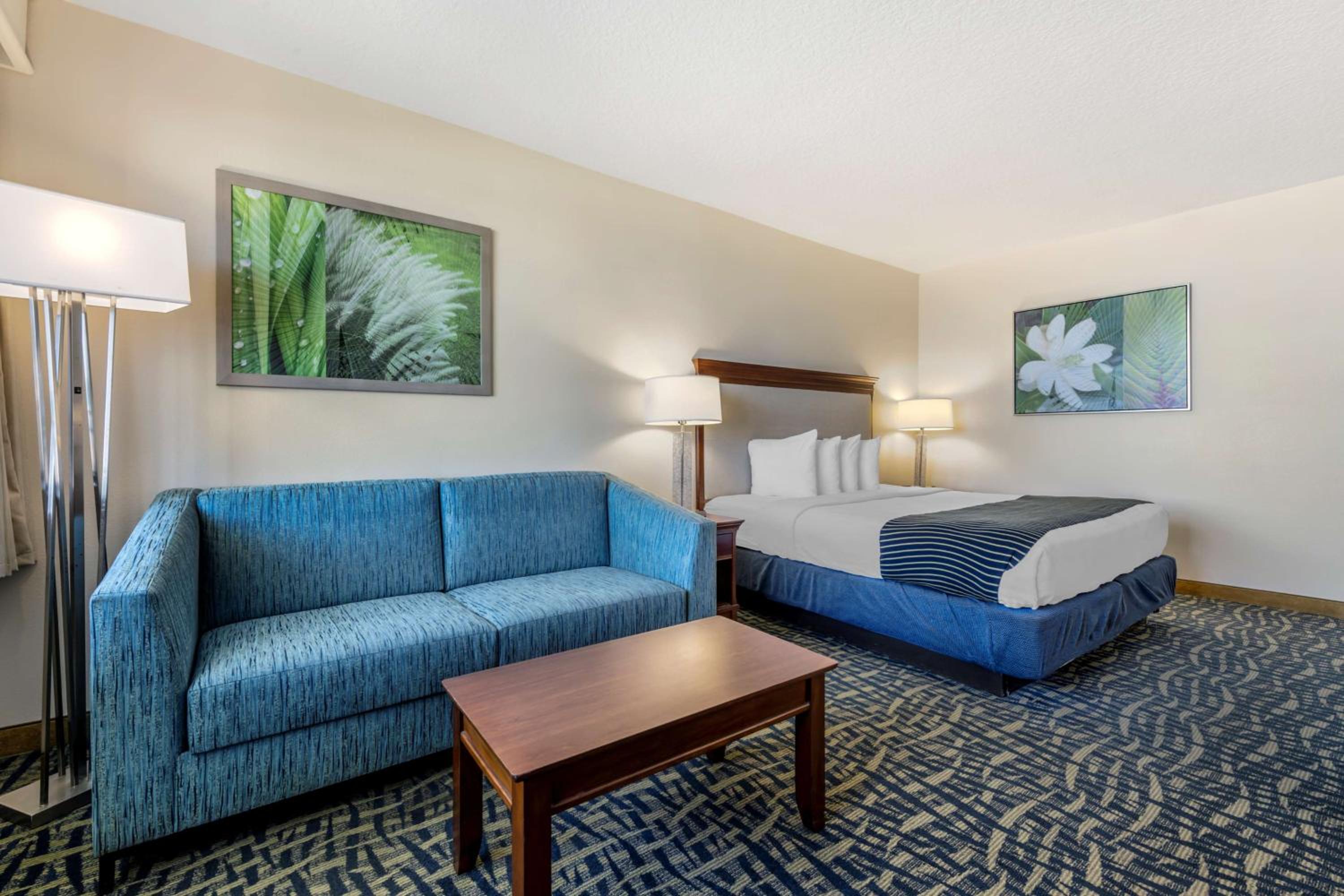 Oceanfront King Room with Balcony - Non-Smoking - Photo 2
