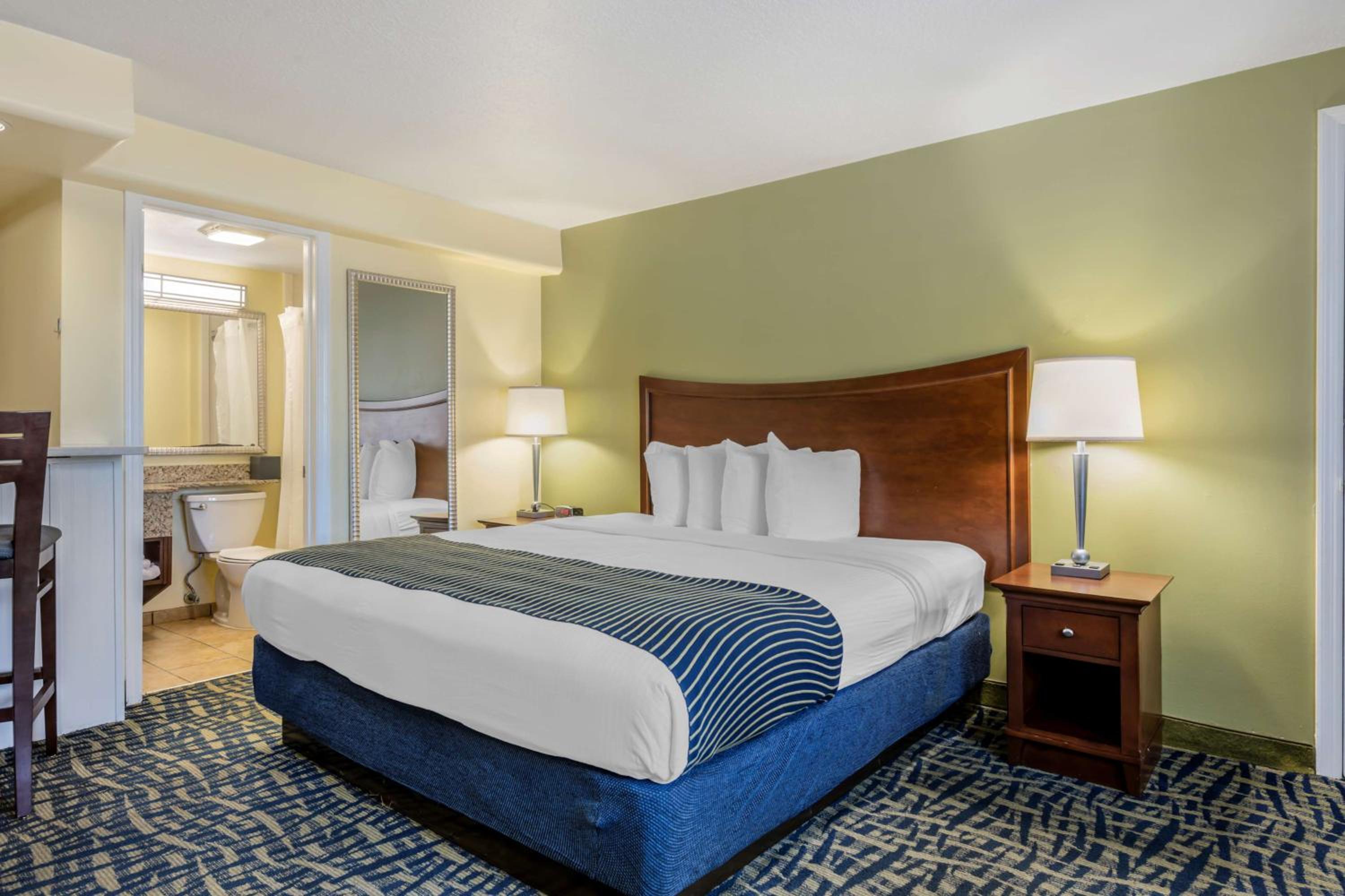 Deluxe King Room with Kitchen - Photo 2