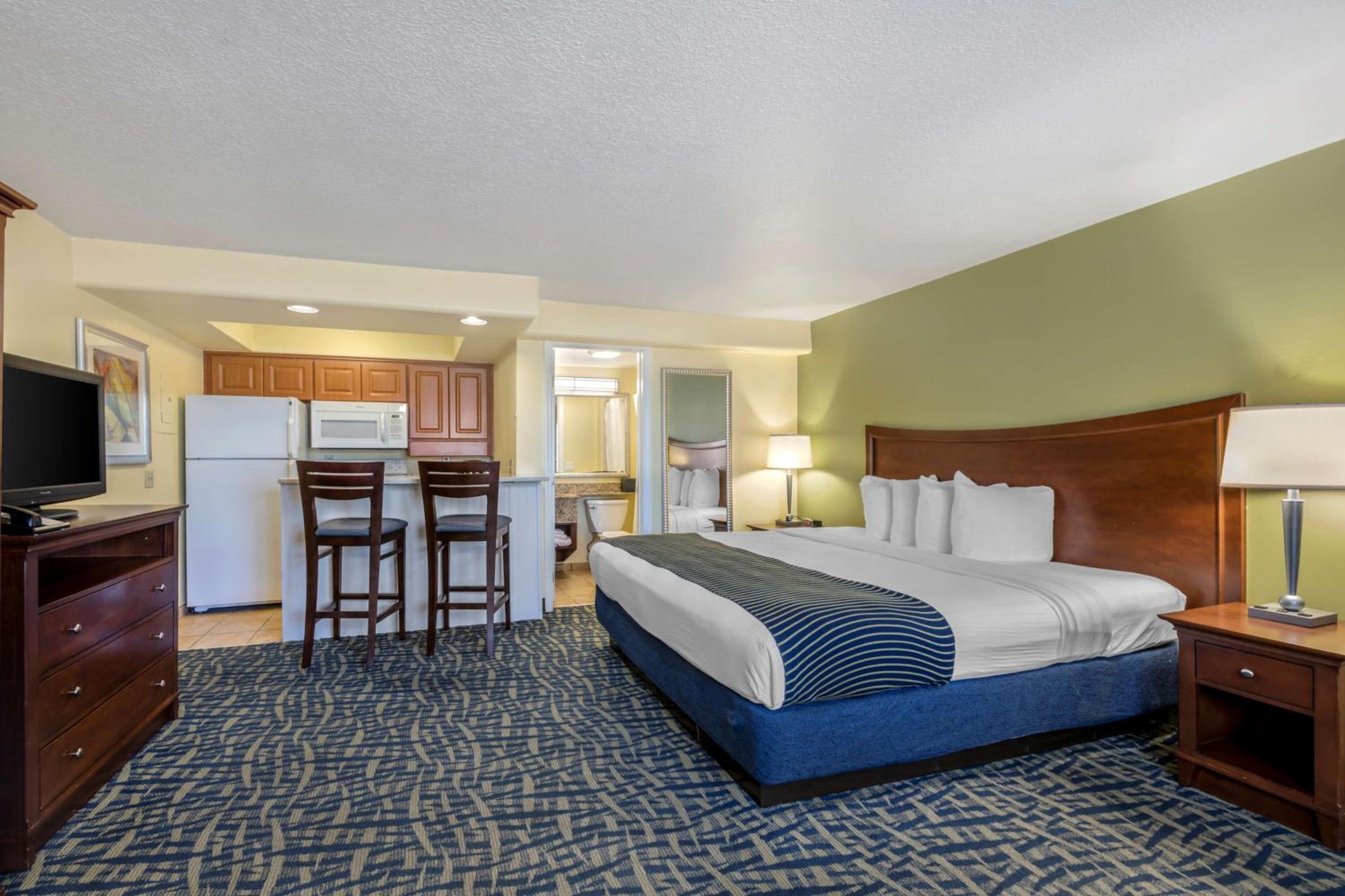 Deluxe King Room with Kitchen - Photo 1