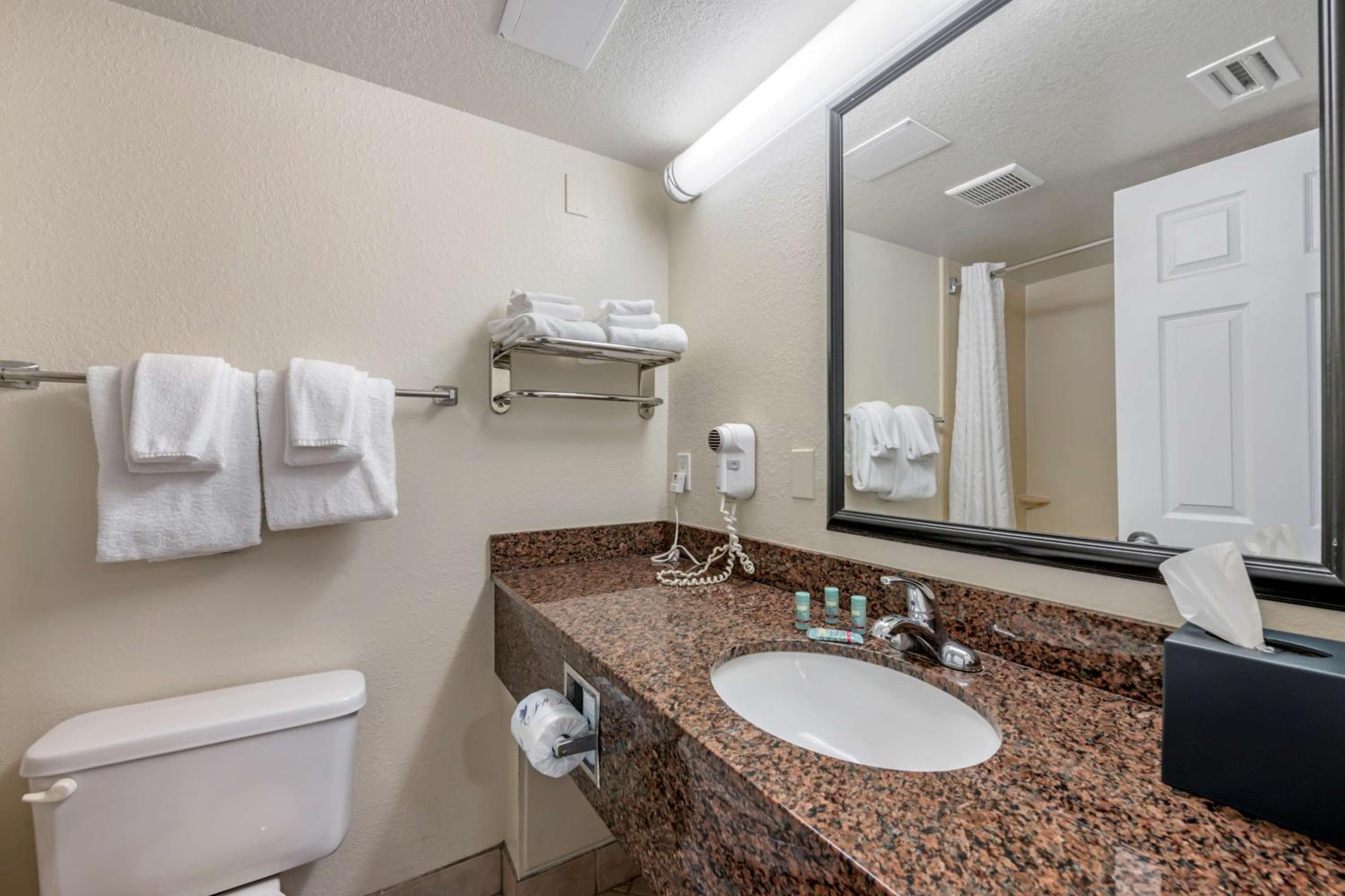 Family Suite with 2 Queen Beds with Kitchenette - Photo 3