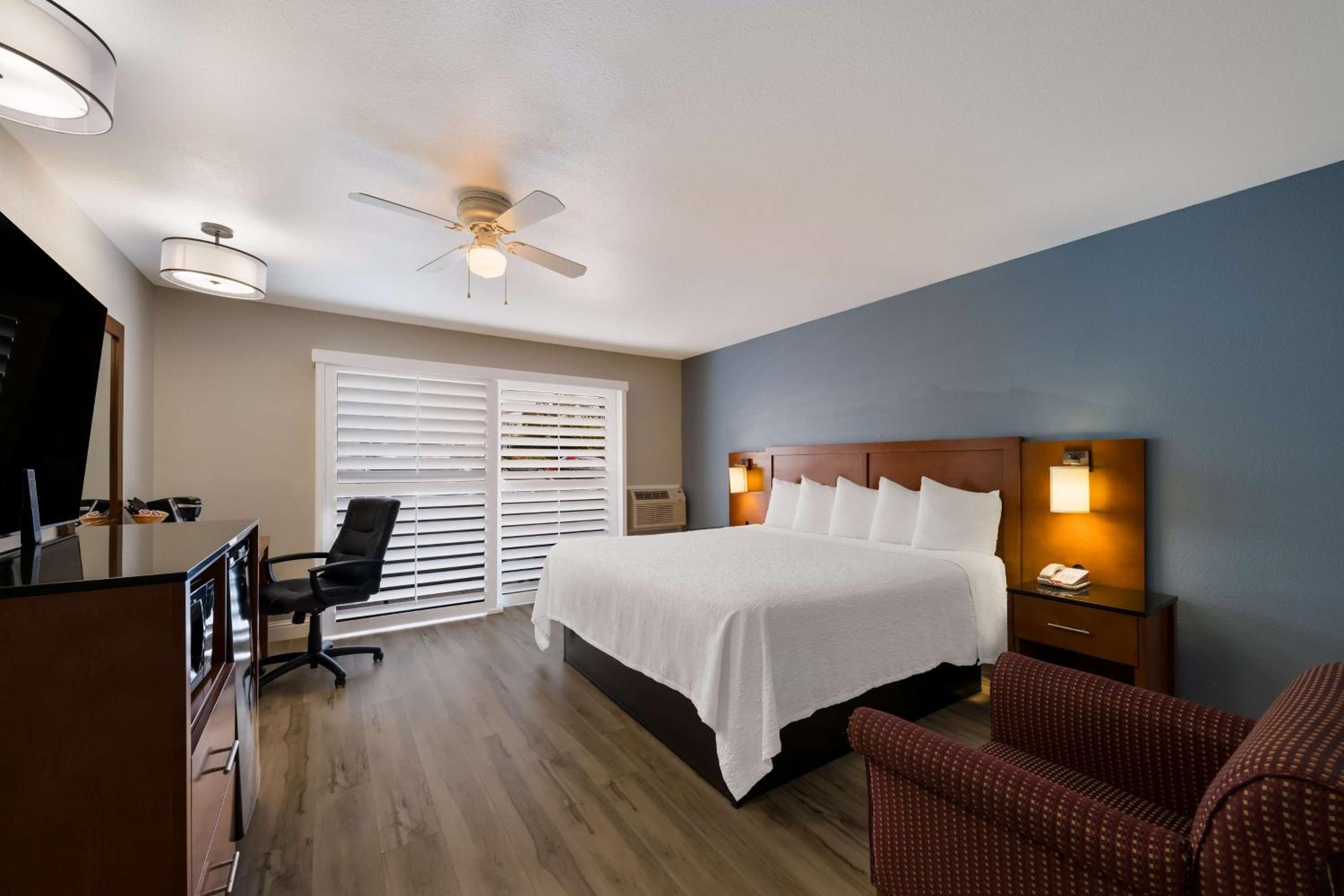 King Room With Mobility Accessible Tub