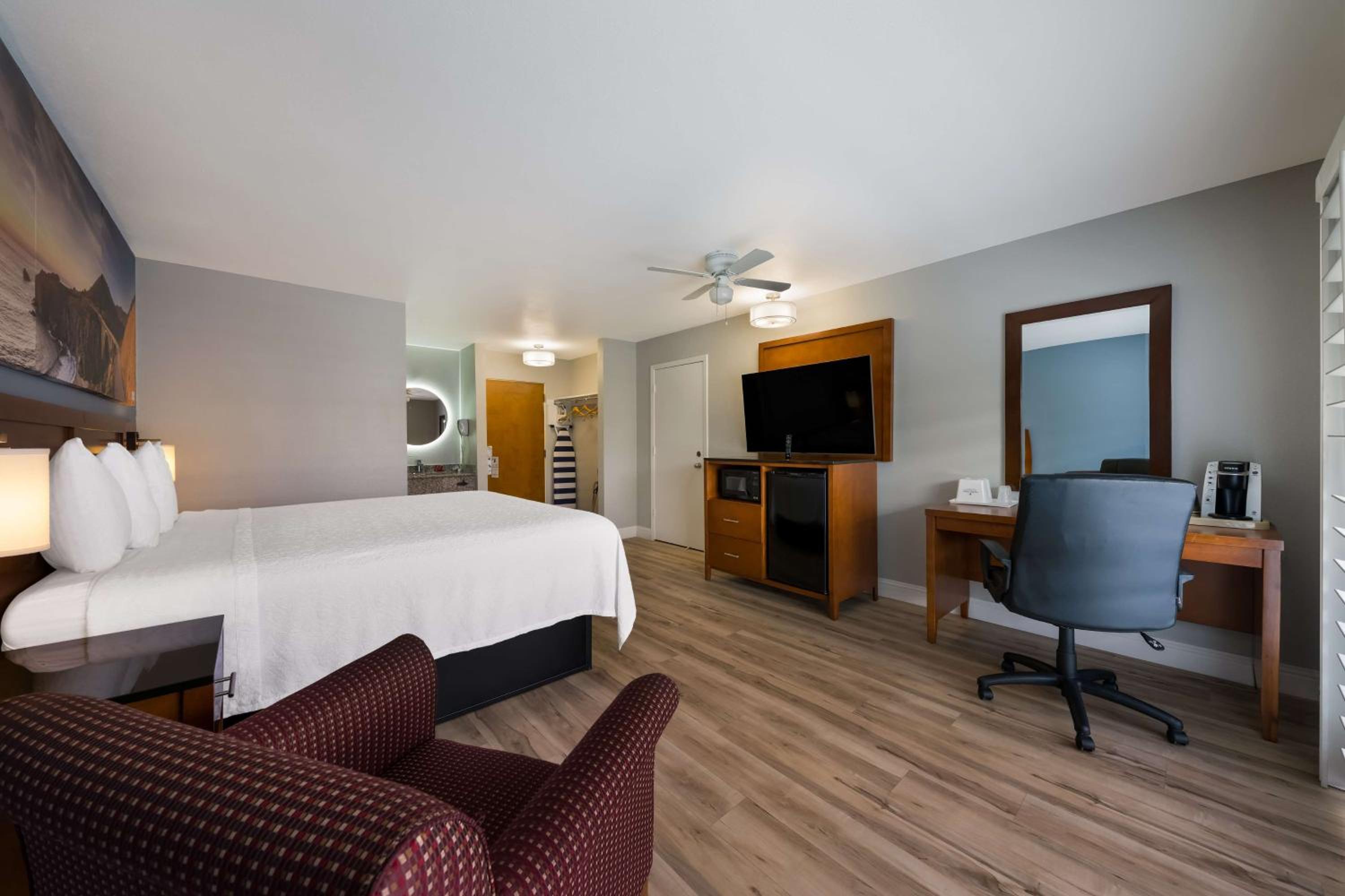 King Room - Non-Smoking - Photo 7