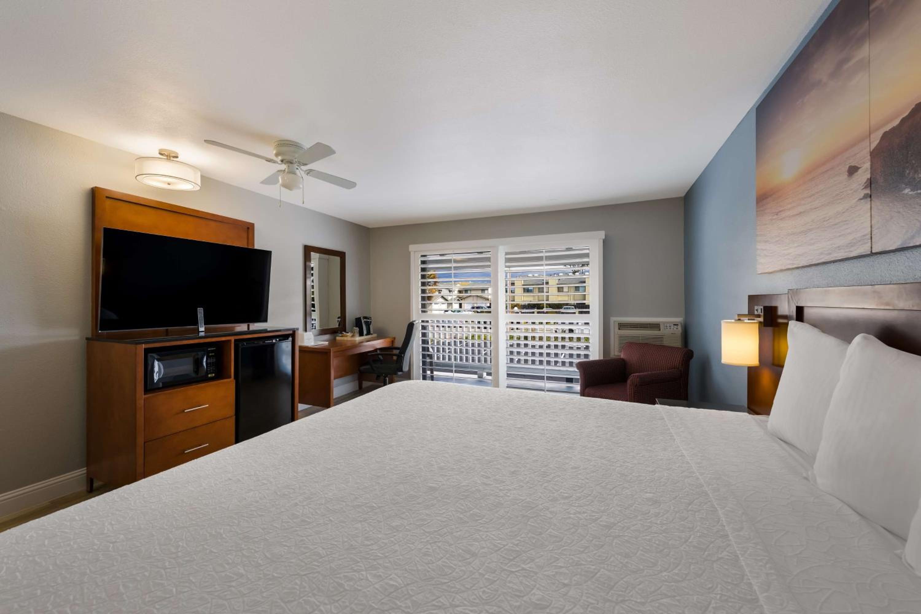 King Room - Non-Smoking - Photo 6
