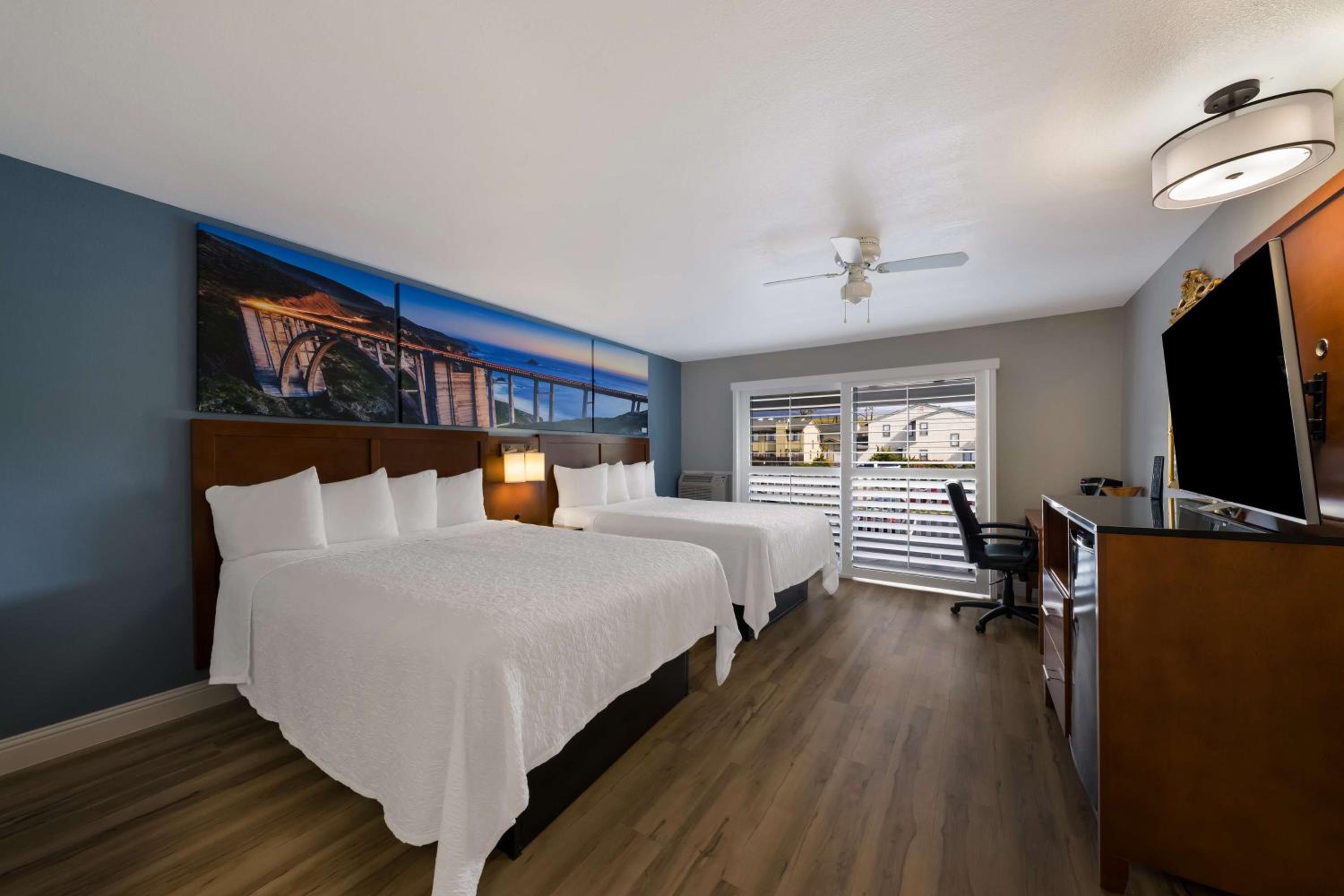 Queen Room With Two Queen Beds - Non-Smoking - Photo 2