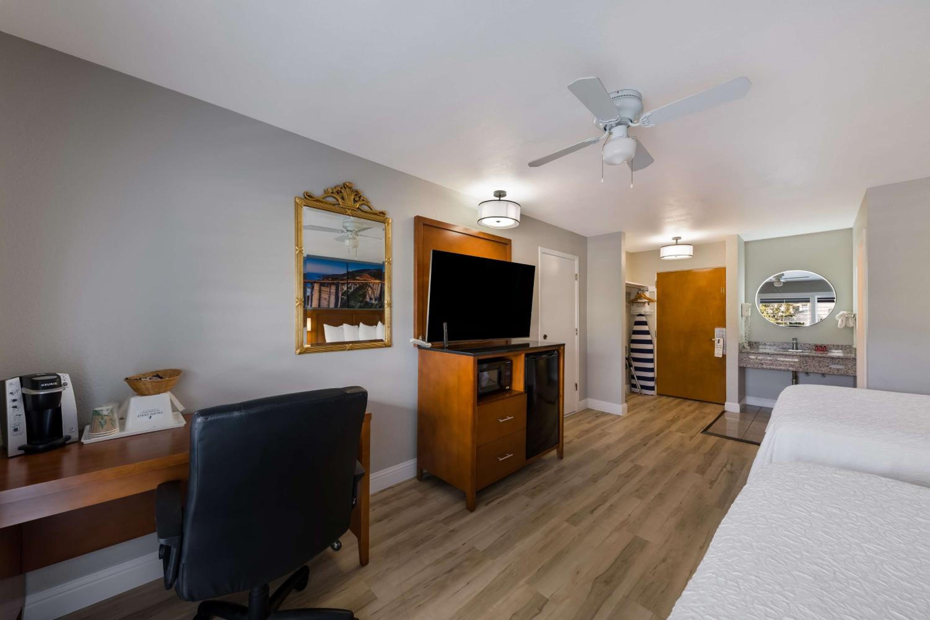 Queen Room With Two Queen Beds - Non-Smoking - Photo 1