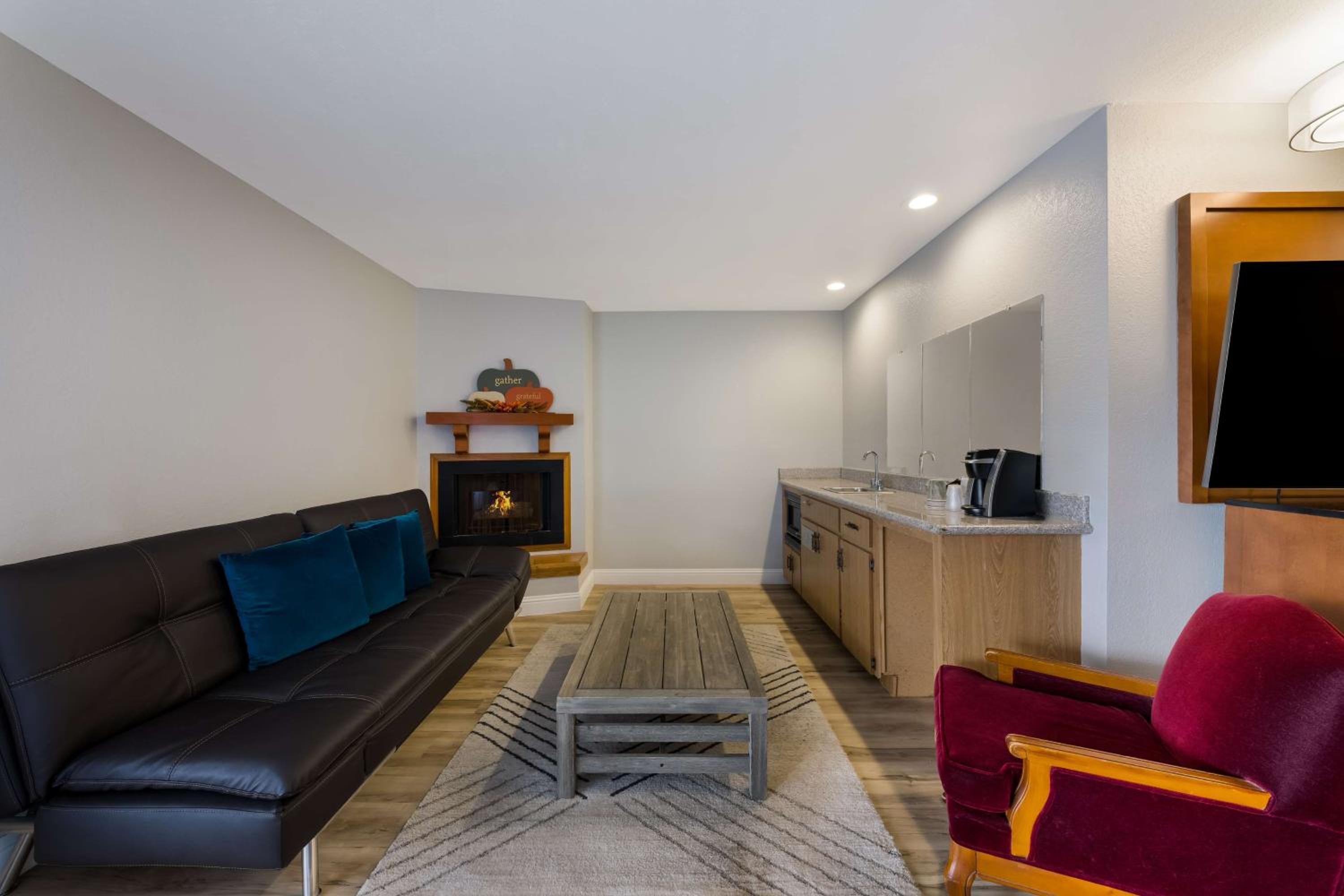 King Suite With Sleeper Lounge photo 3