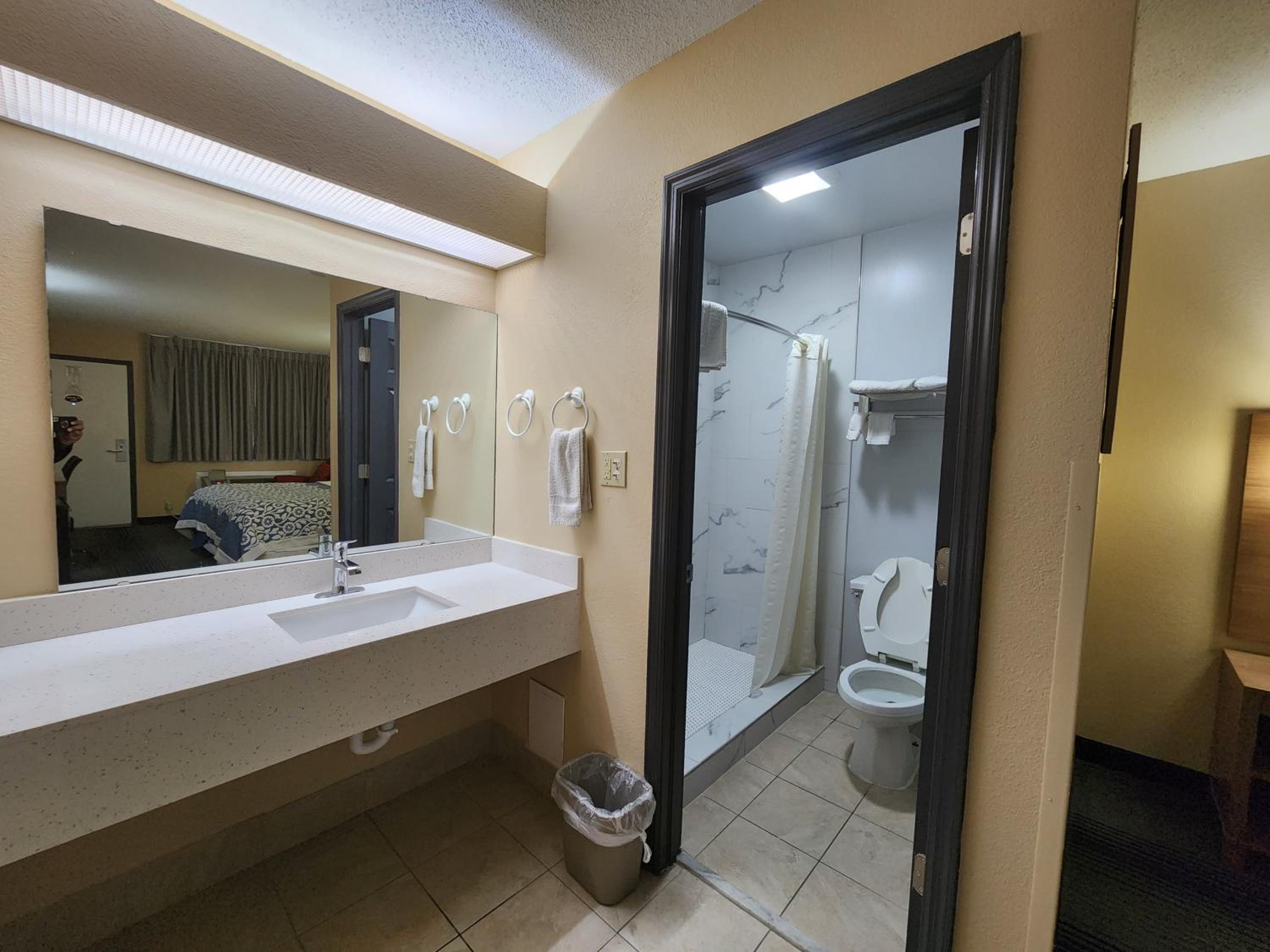 King Room - Non-Smoking photo 3