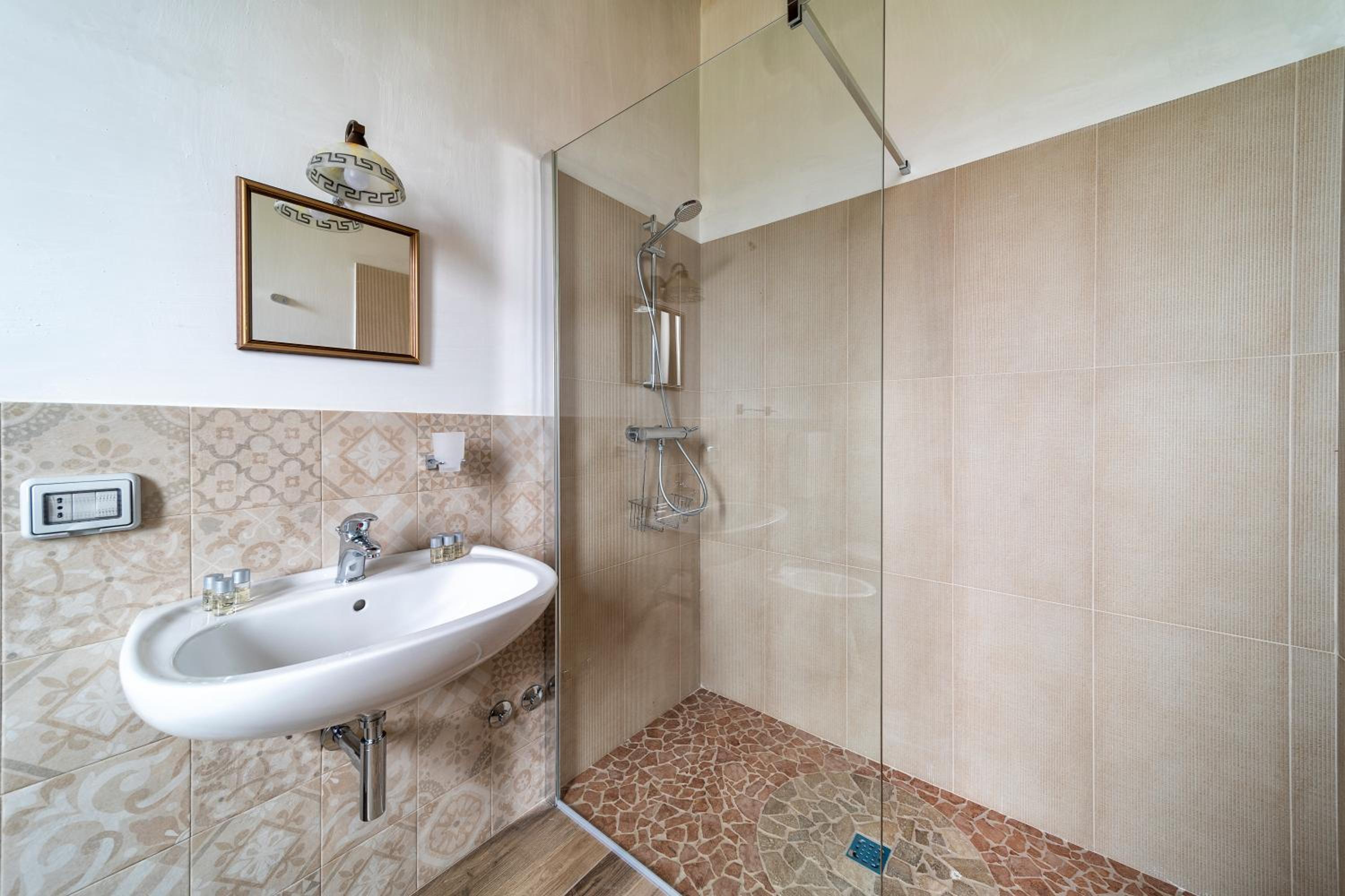 Quadruple Room - Photo 8