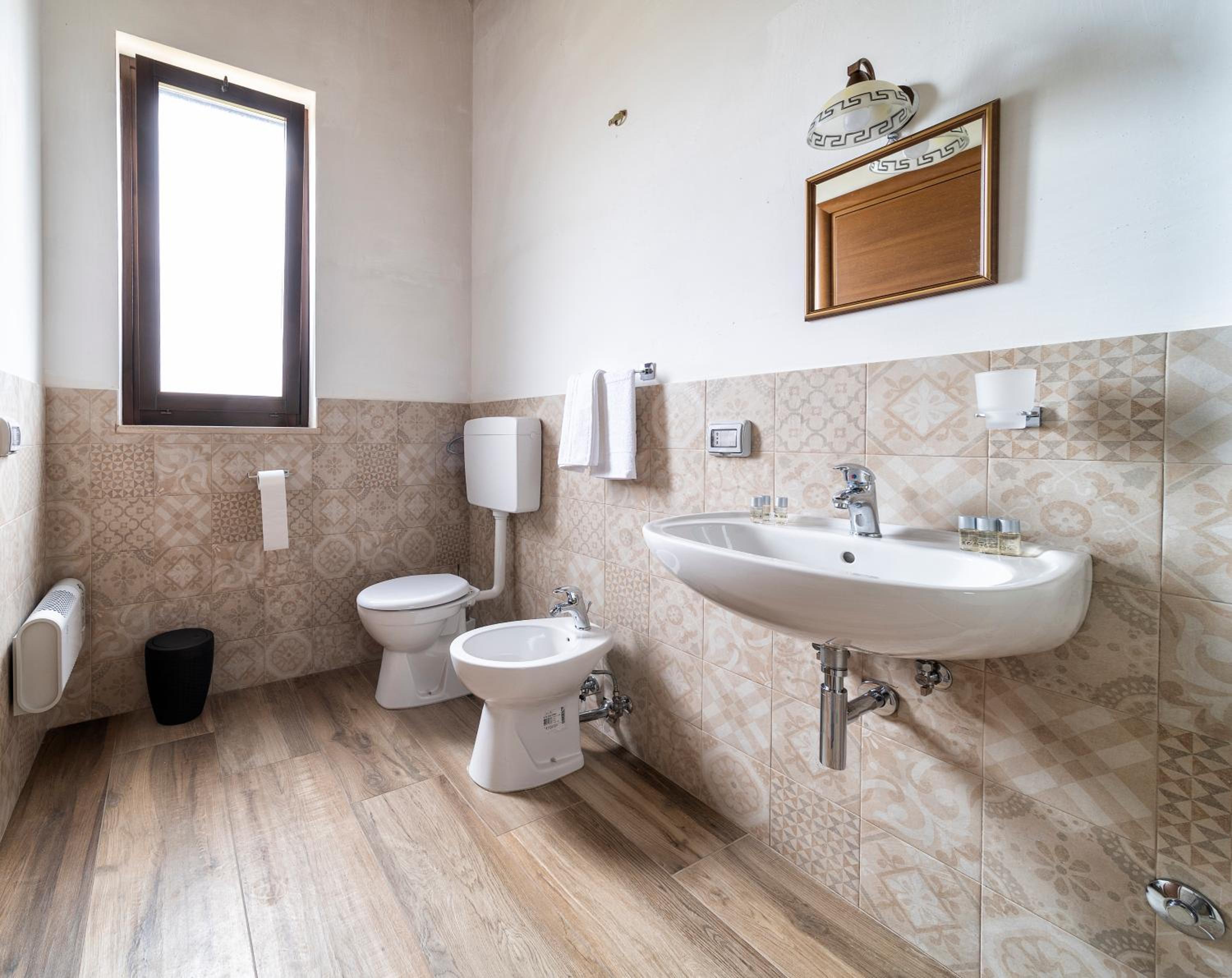 Quadruple Room - Photo 7