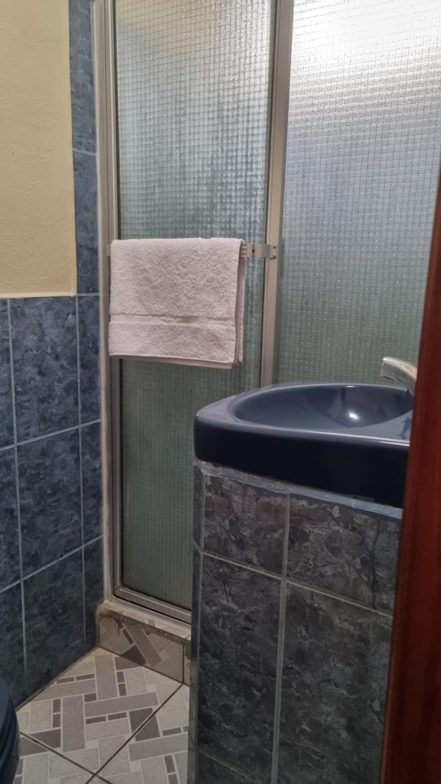 Basic Triple Room with Shared Bathroom photo 2