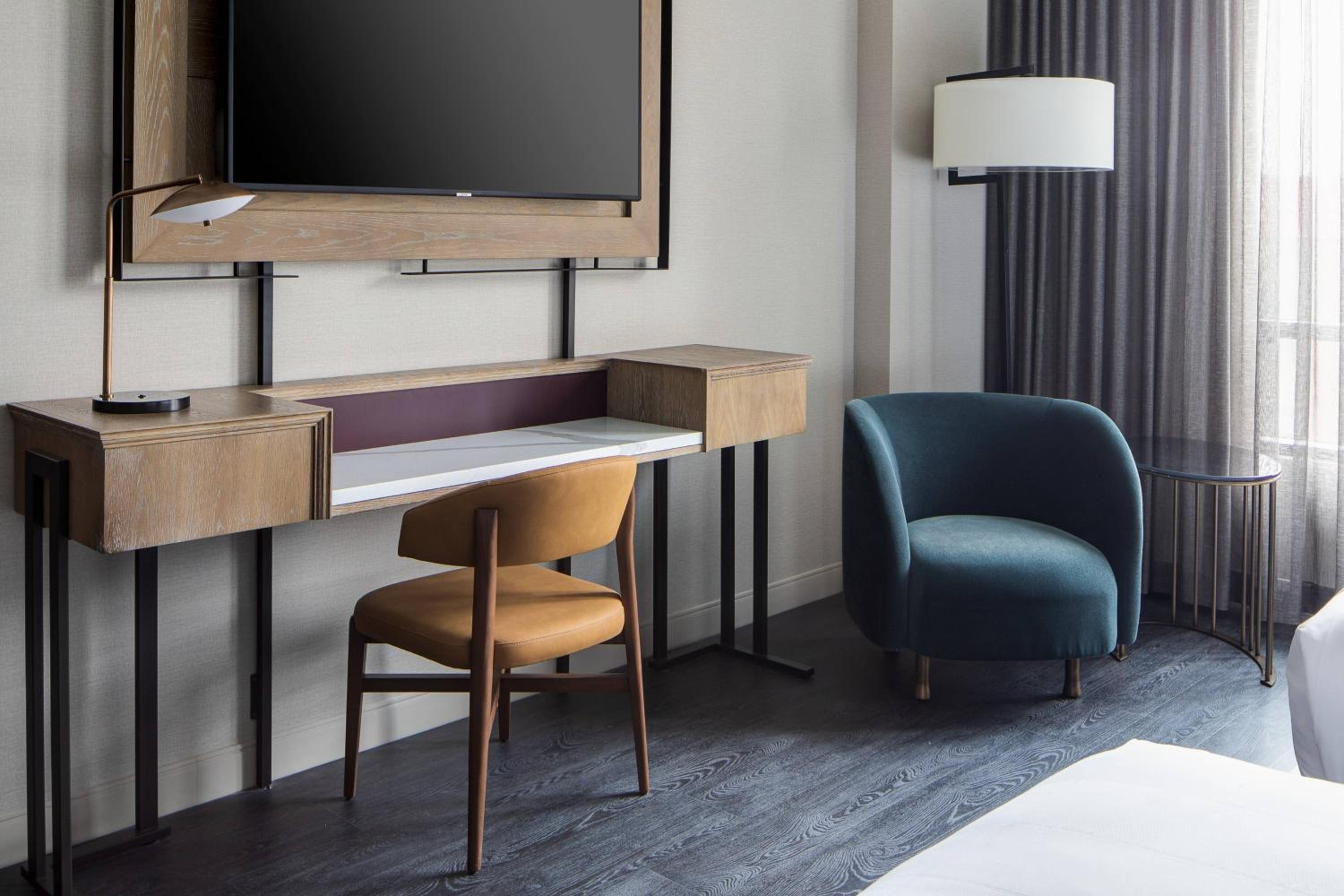 Standard Guest room with 1 King, City view - Photo 1