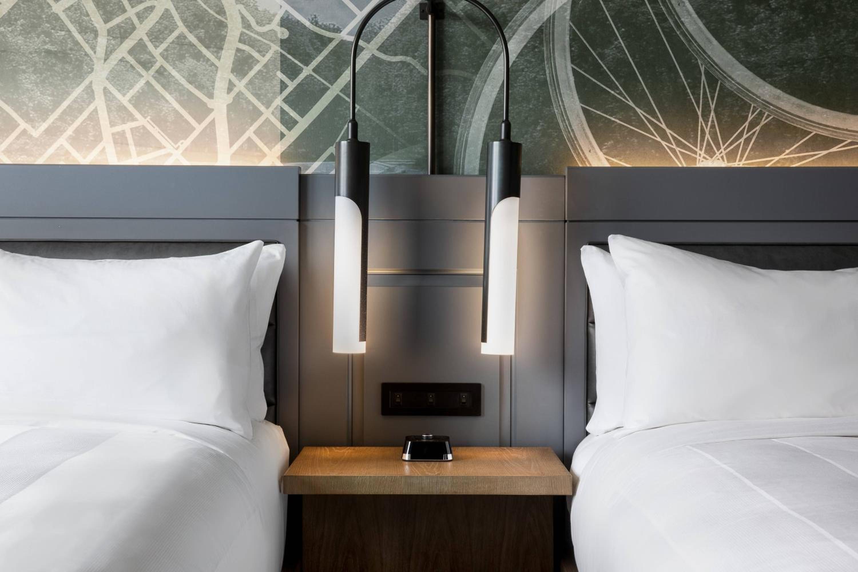 Standard Guest room with 2 Queen, City view - Photo 5