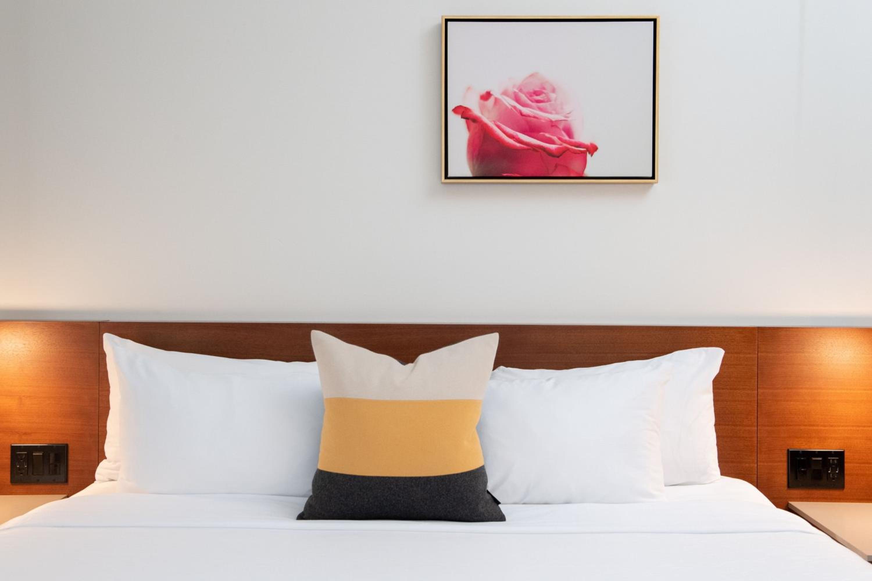 Deluxe King Room with City View - Photo 7