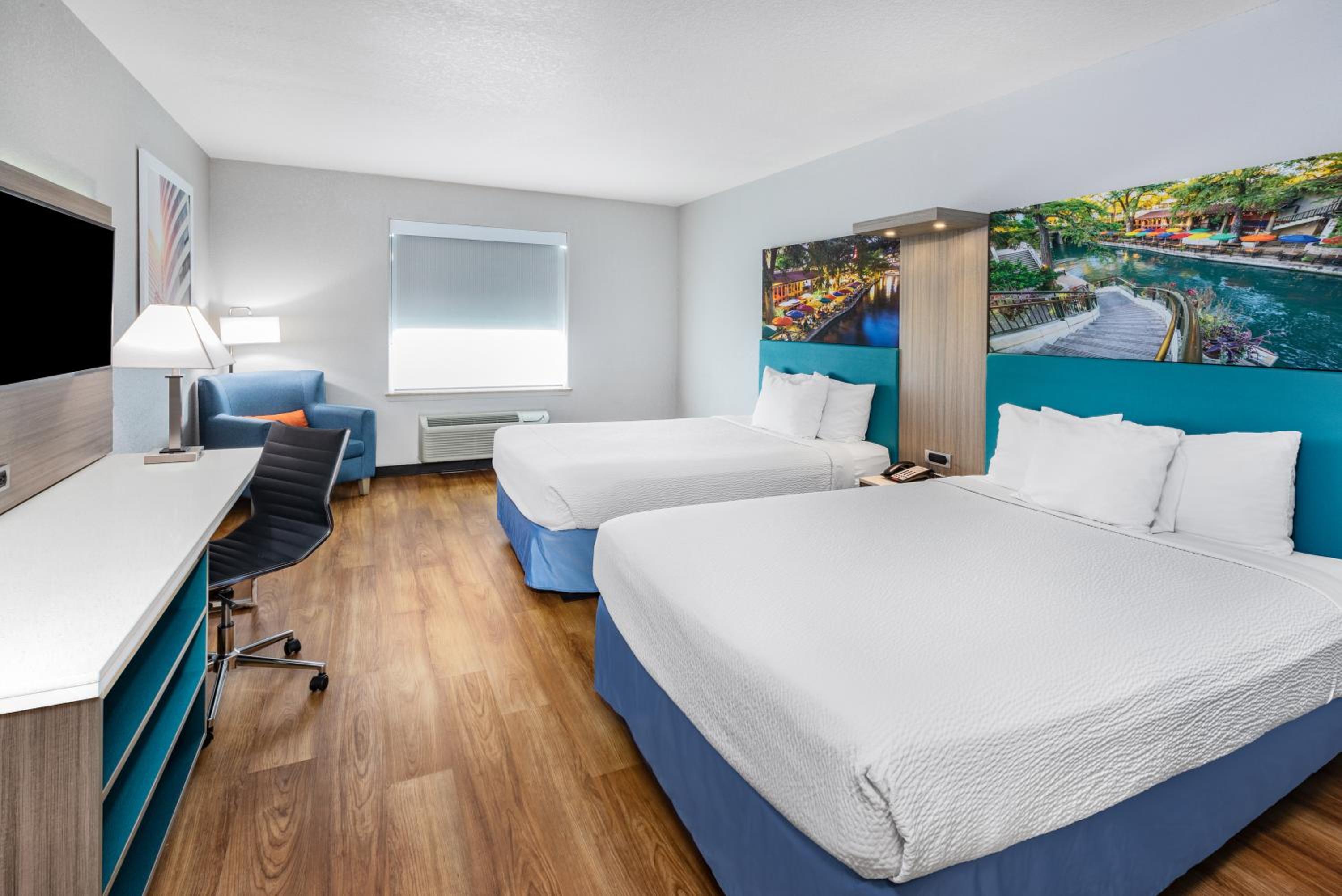 Queen Room with Two Queen Beds - Non-Smoking - Photo 1