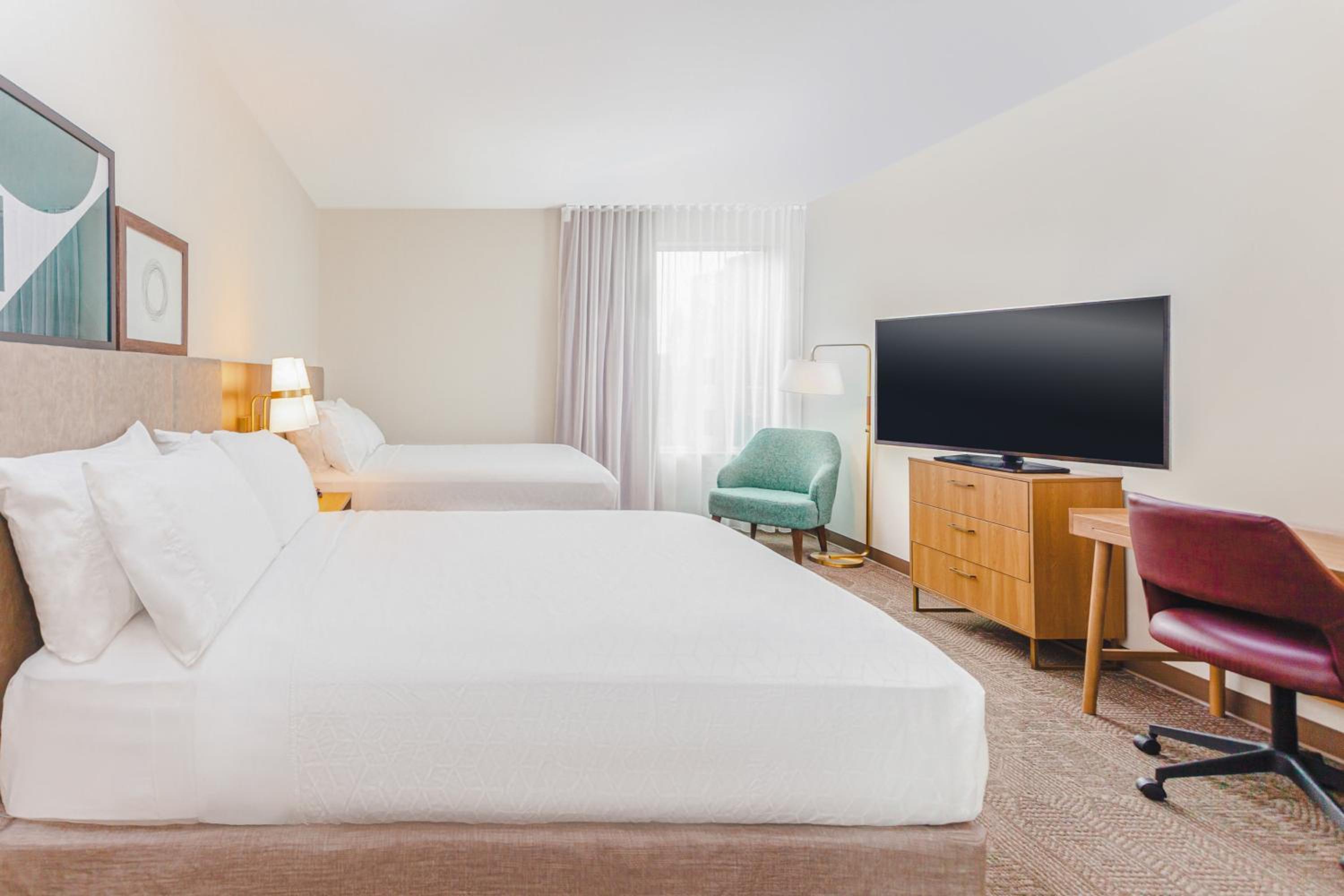 One-Bedroom Business Suite with Two Queen Beds - Photo 5