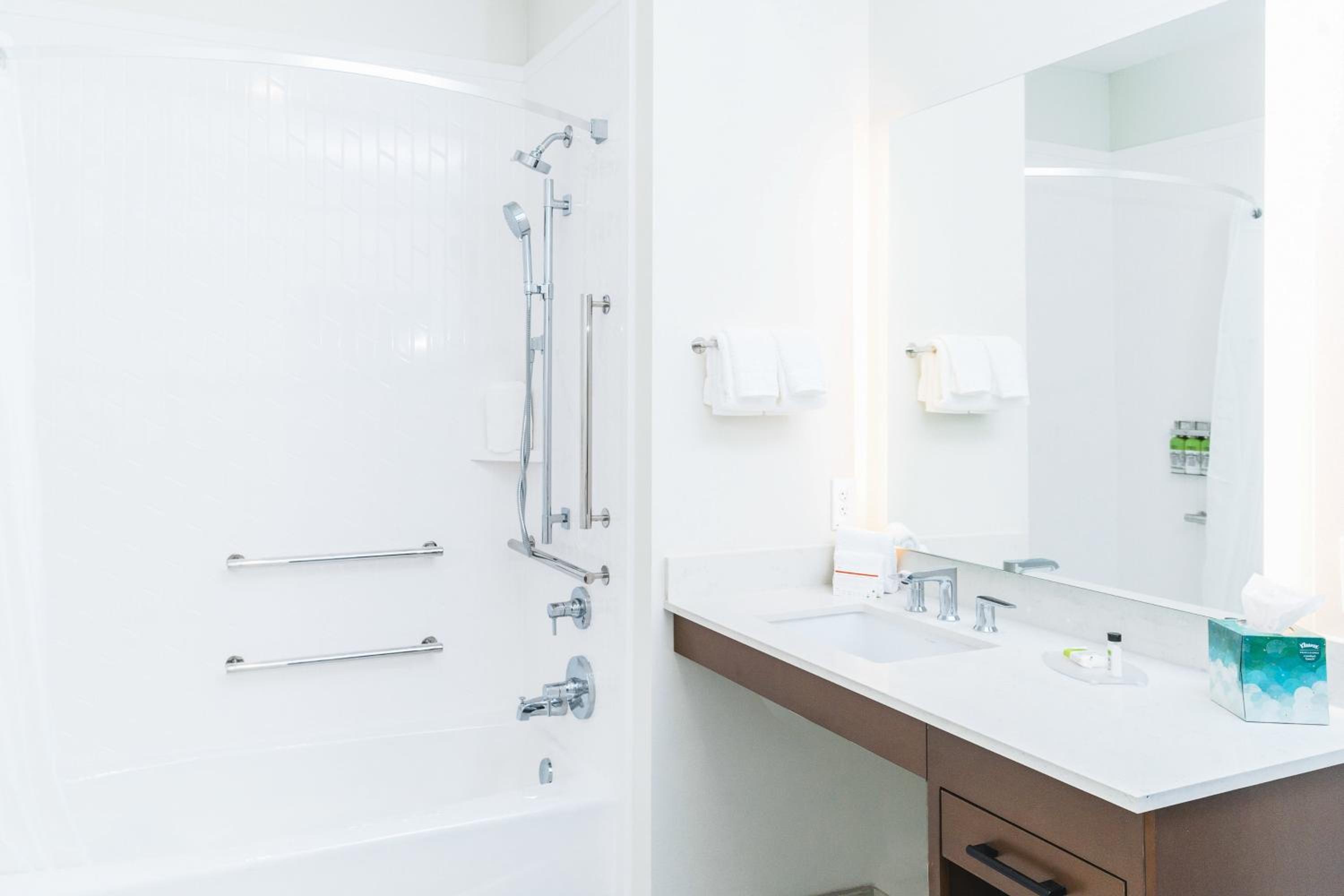 Queen Suite with Two Queen Beds and Mobility Accessible Bathtub - Non-Smoking - Photo 8