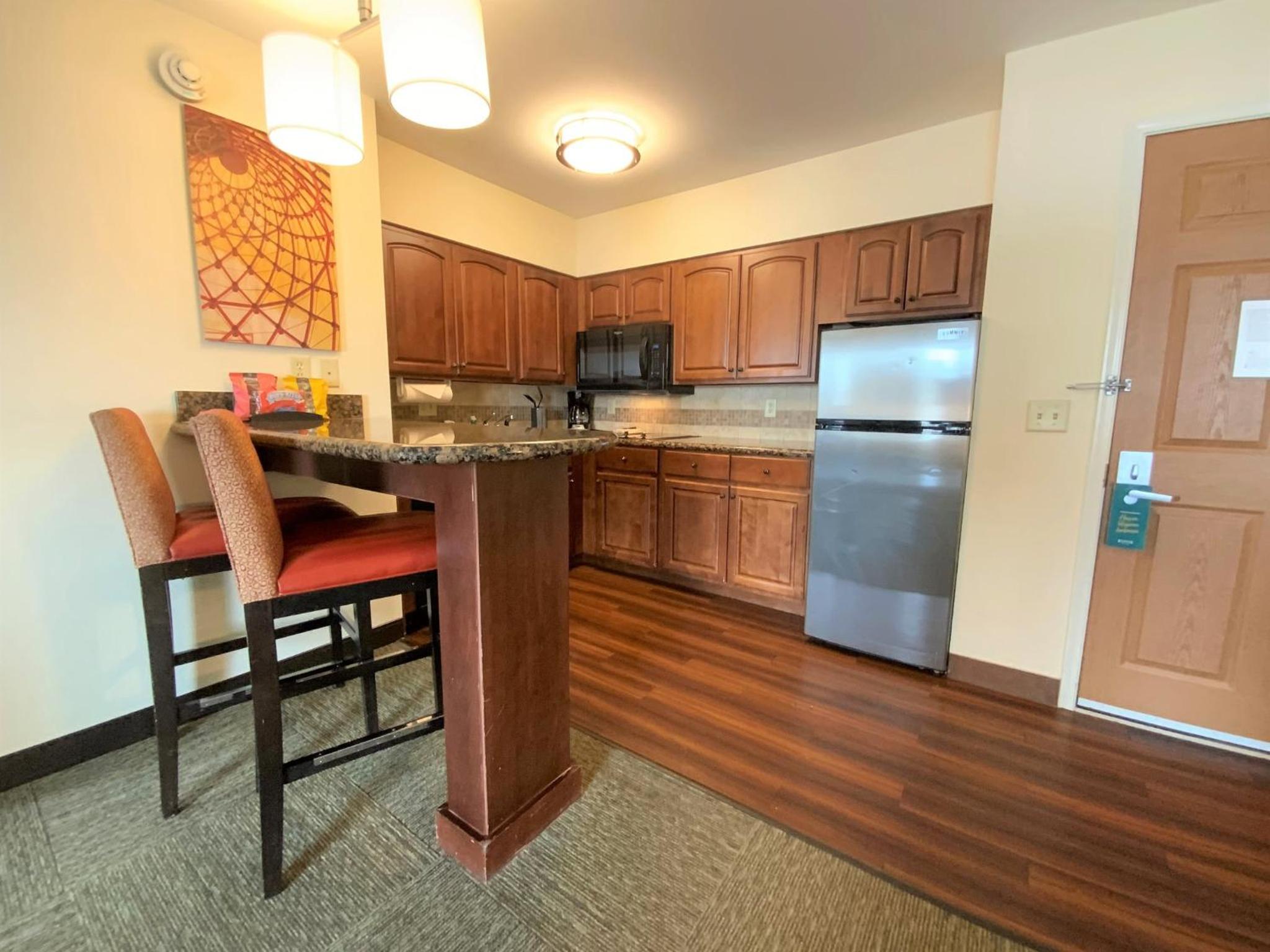One-Bedroom Queen Suite - Photo 2