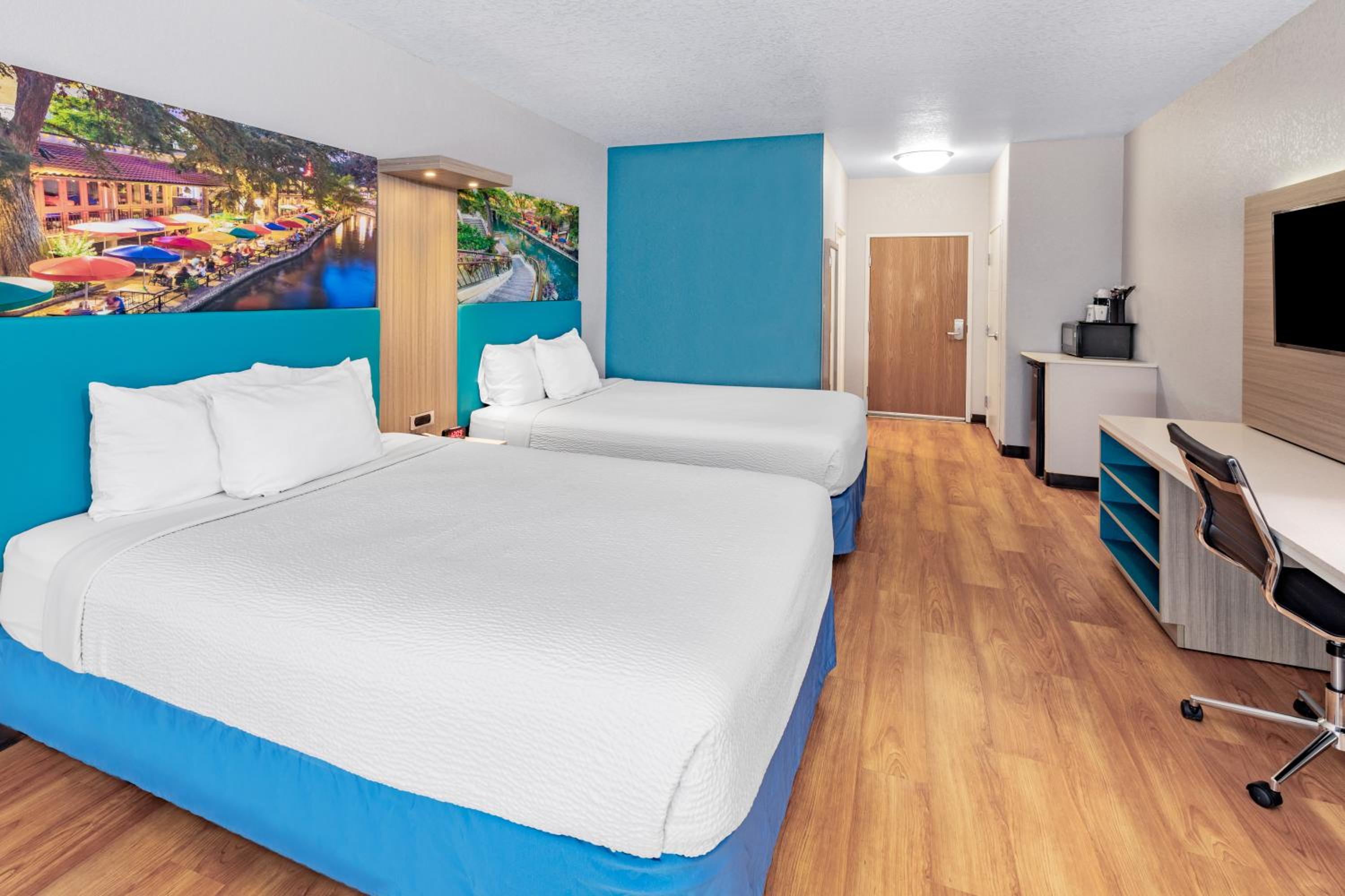 Queen Room with Two Queen Beds - Non-Smoking - Photo 4