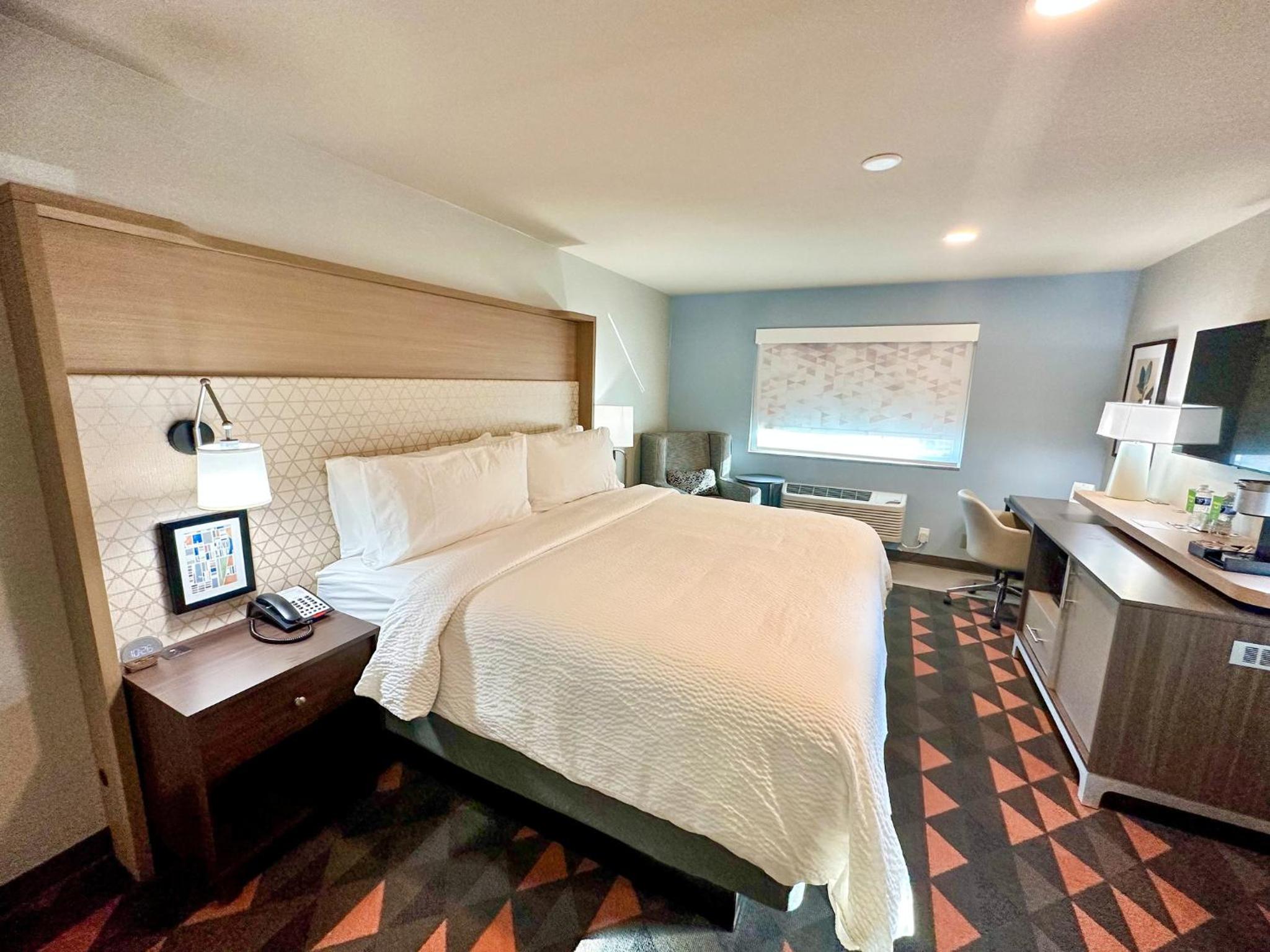 Standard King Room - Photo 9