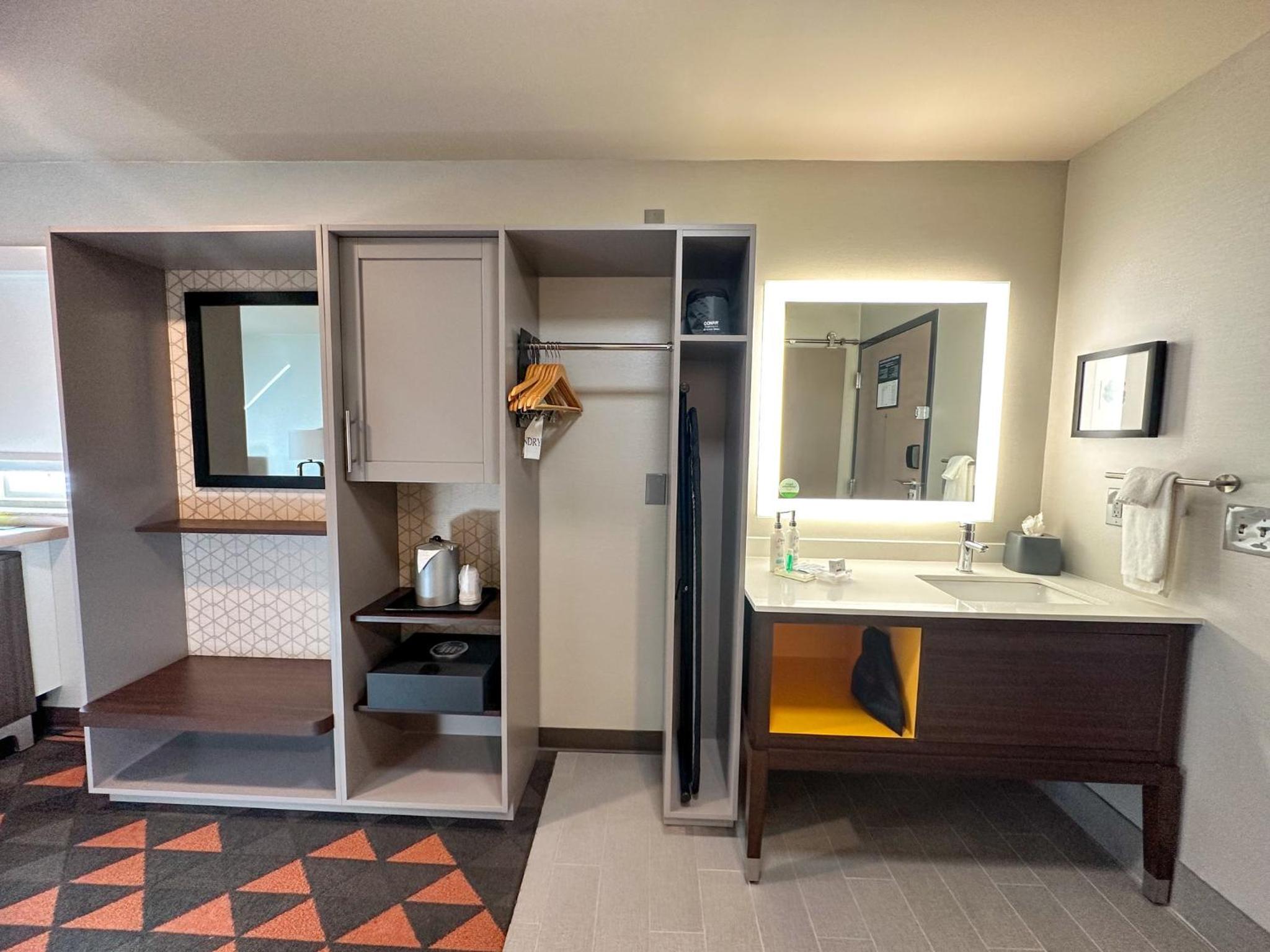 Standard King Room - Photo 8