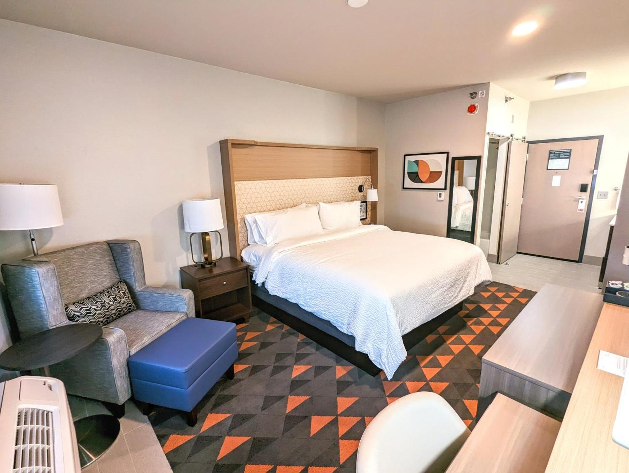 Standard King Room - Photo 10
