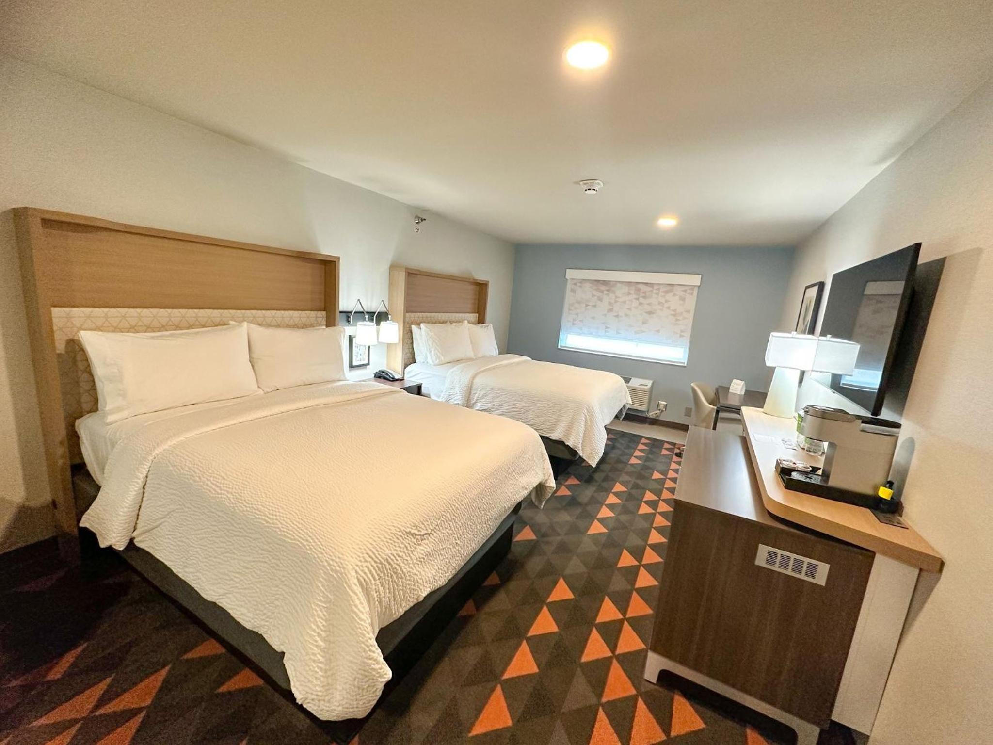 Standard Room with Two Queen Beds - Photo 8
