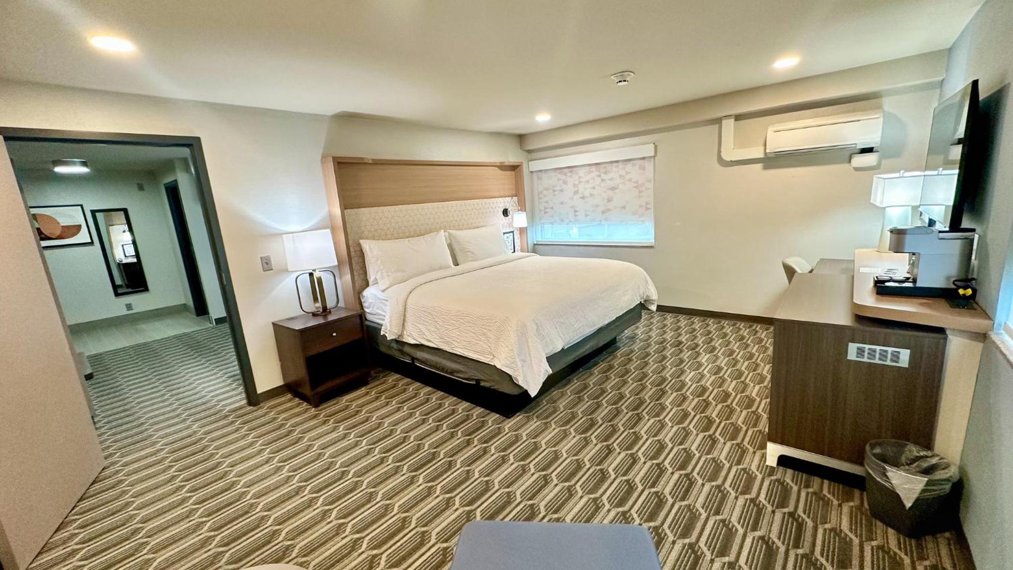 Premium Room with Two King Beds - Photo 5