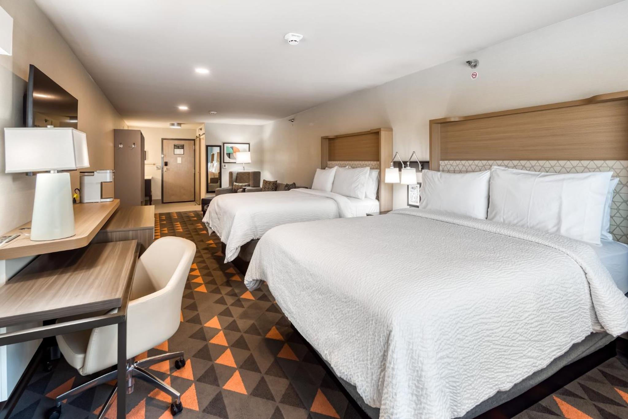 Queen Suite with Two Queen Beds - Photo 3