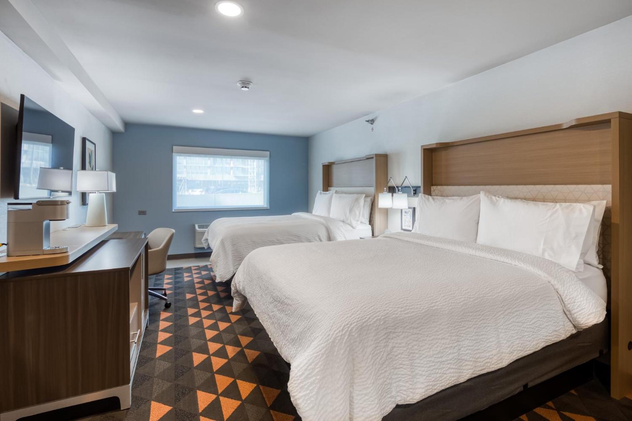 Standard Room with Two Queen Beds - Photo 9