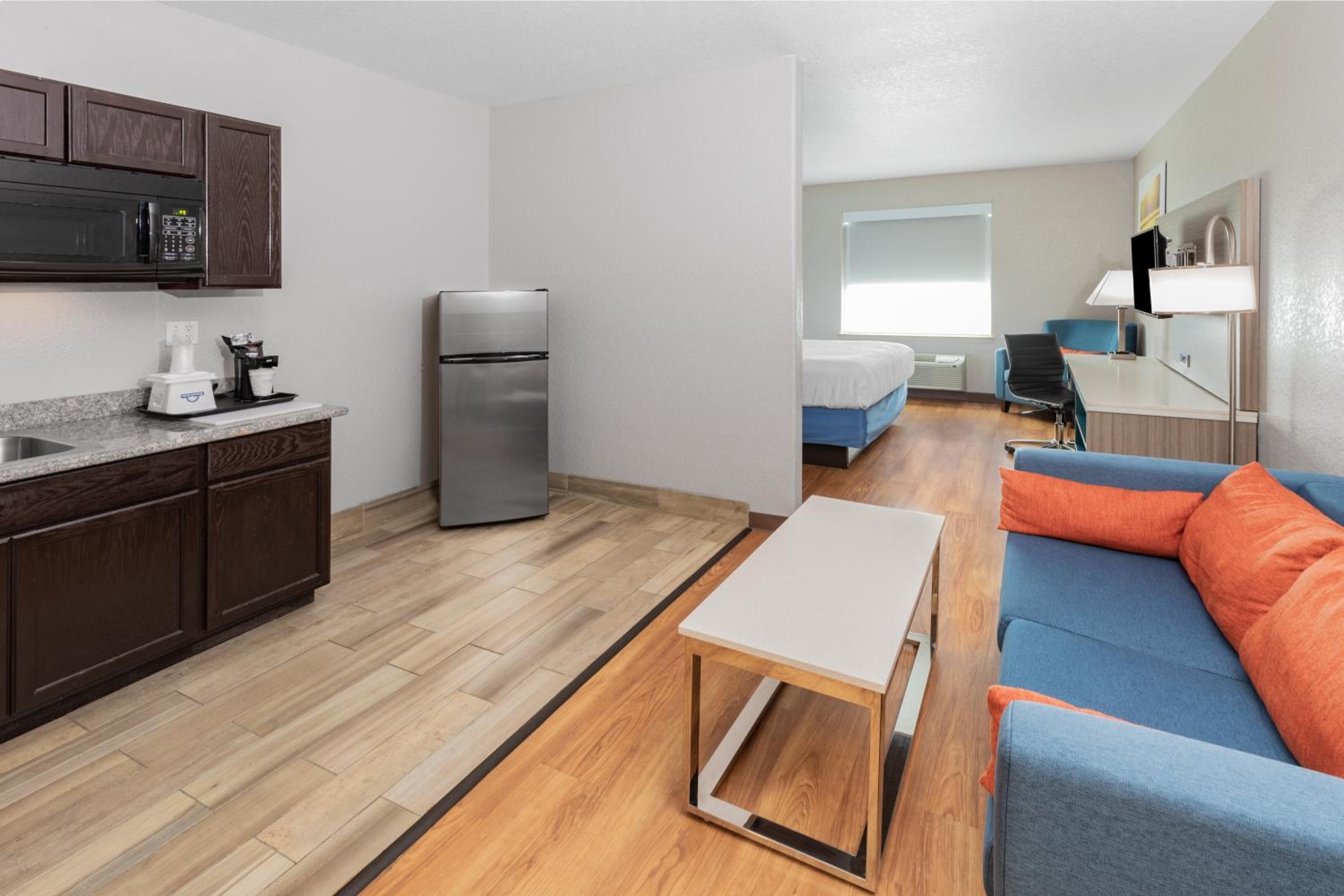 King Studio Suite - Non-Smoking - Photo 3