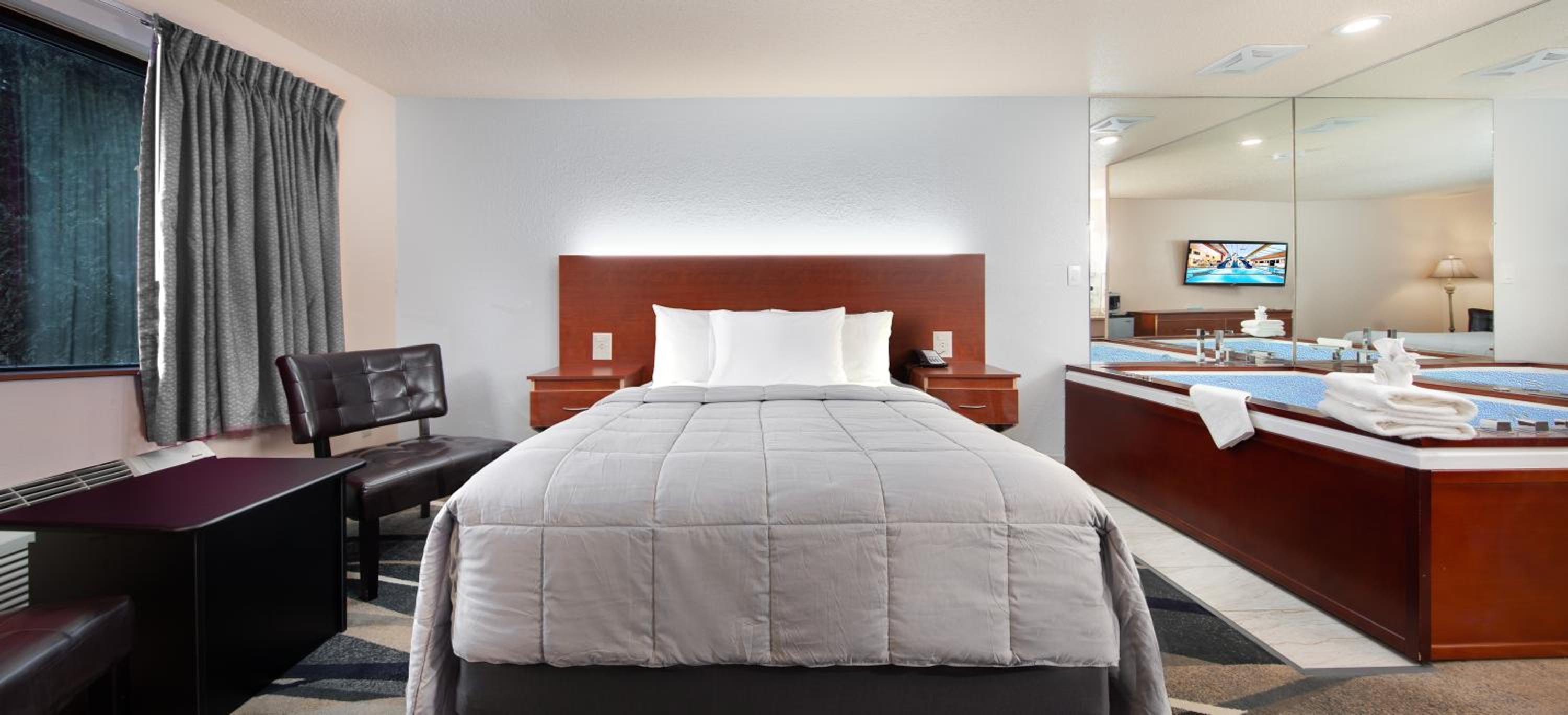 Deluxe Queen Suite with Spa Bath