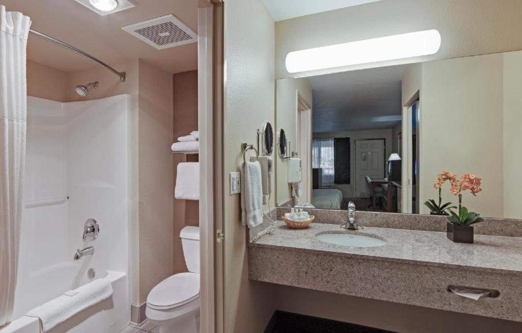 1 King Bed, Suite, Jetted Tub, Non-Smoking - Photo 4