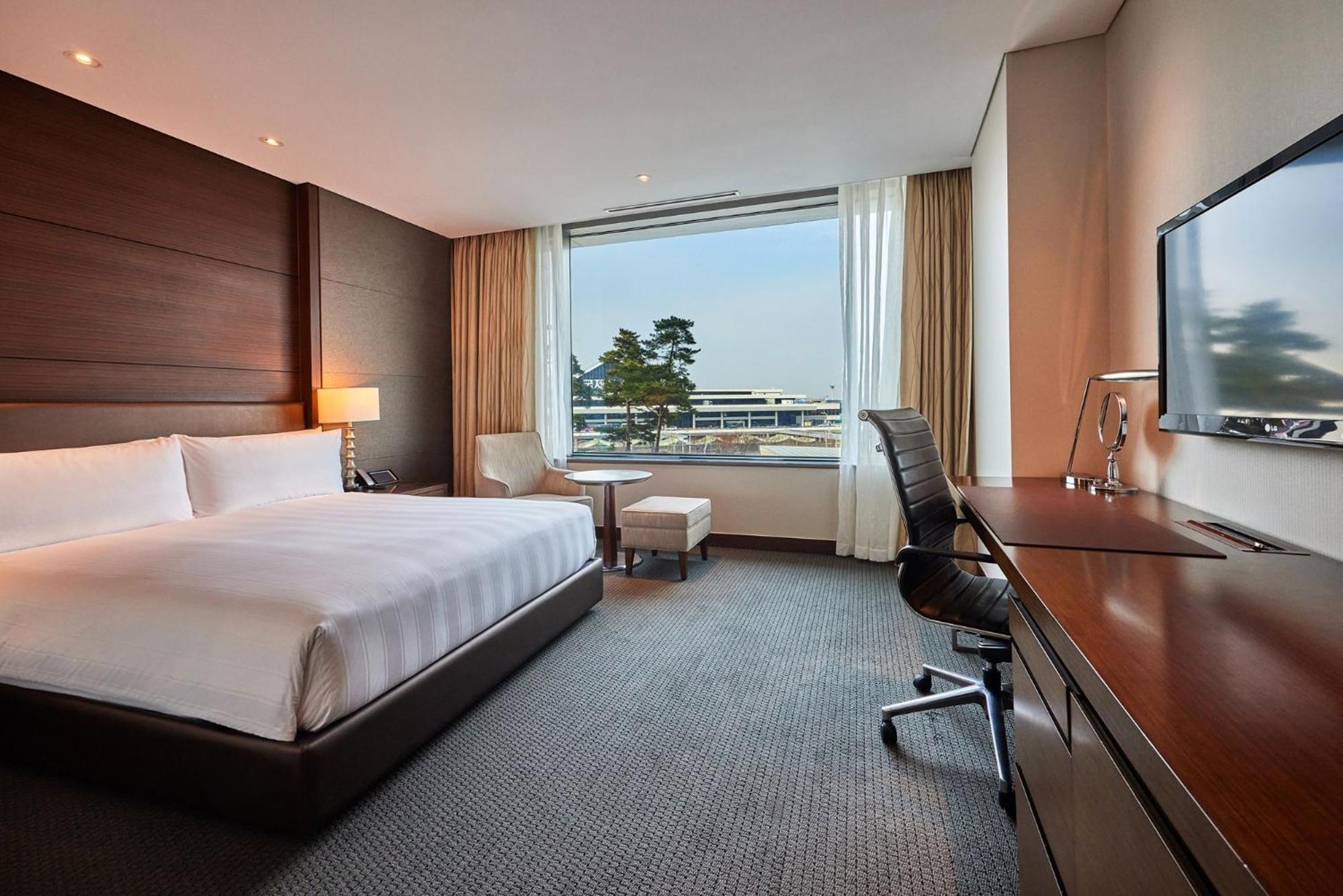 Superior Double Room with Airport View - Photo 1