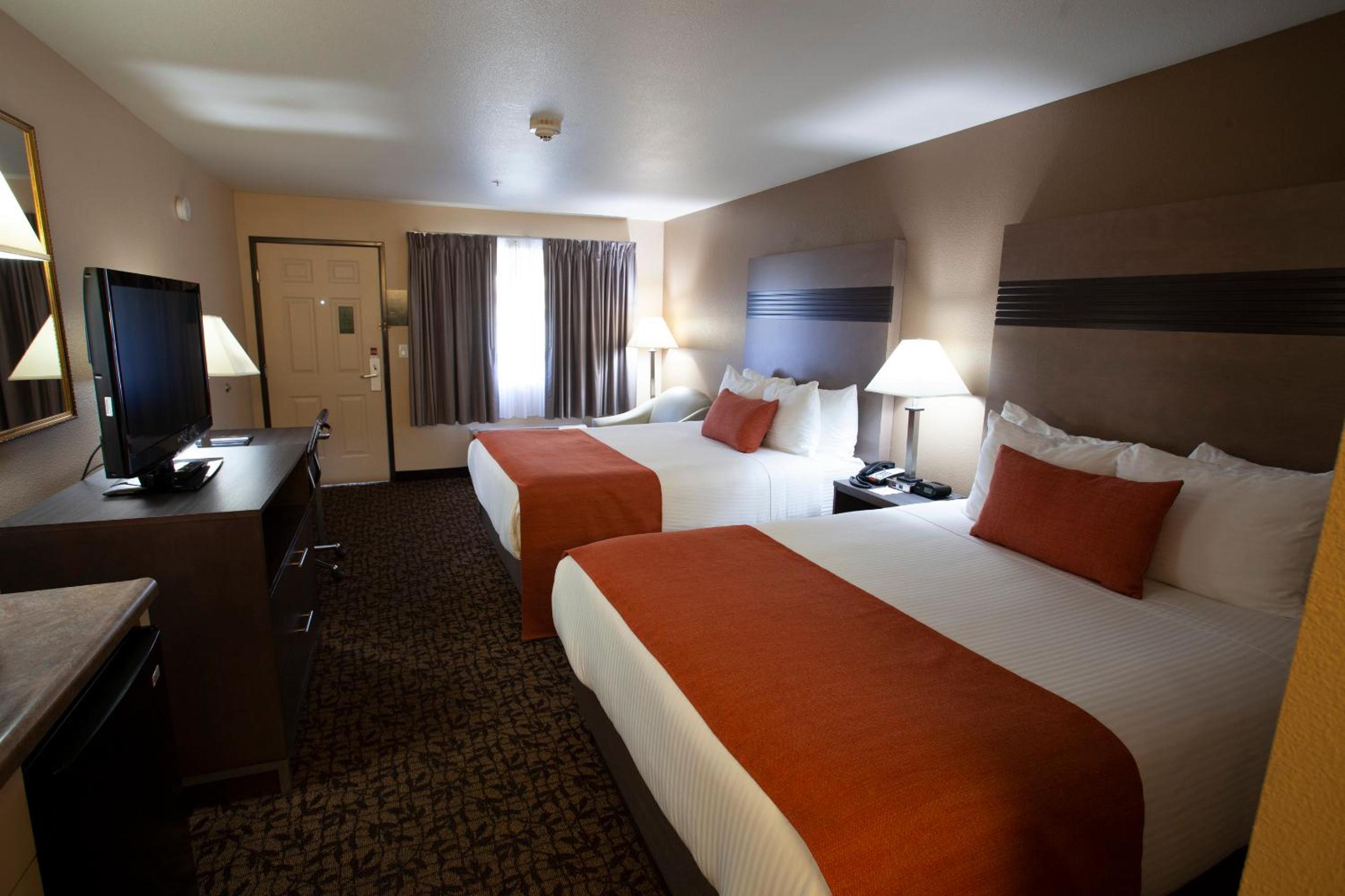 Queen Room with Two Queen Beds - Photo 5