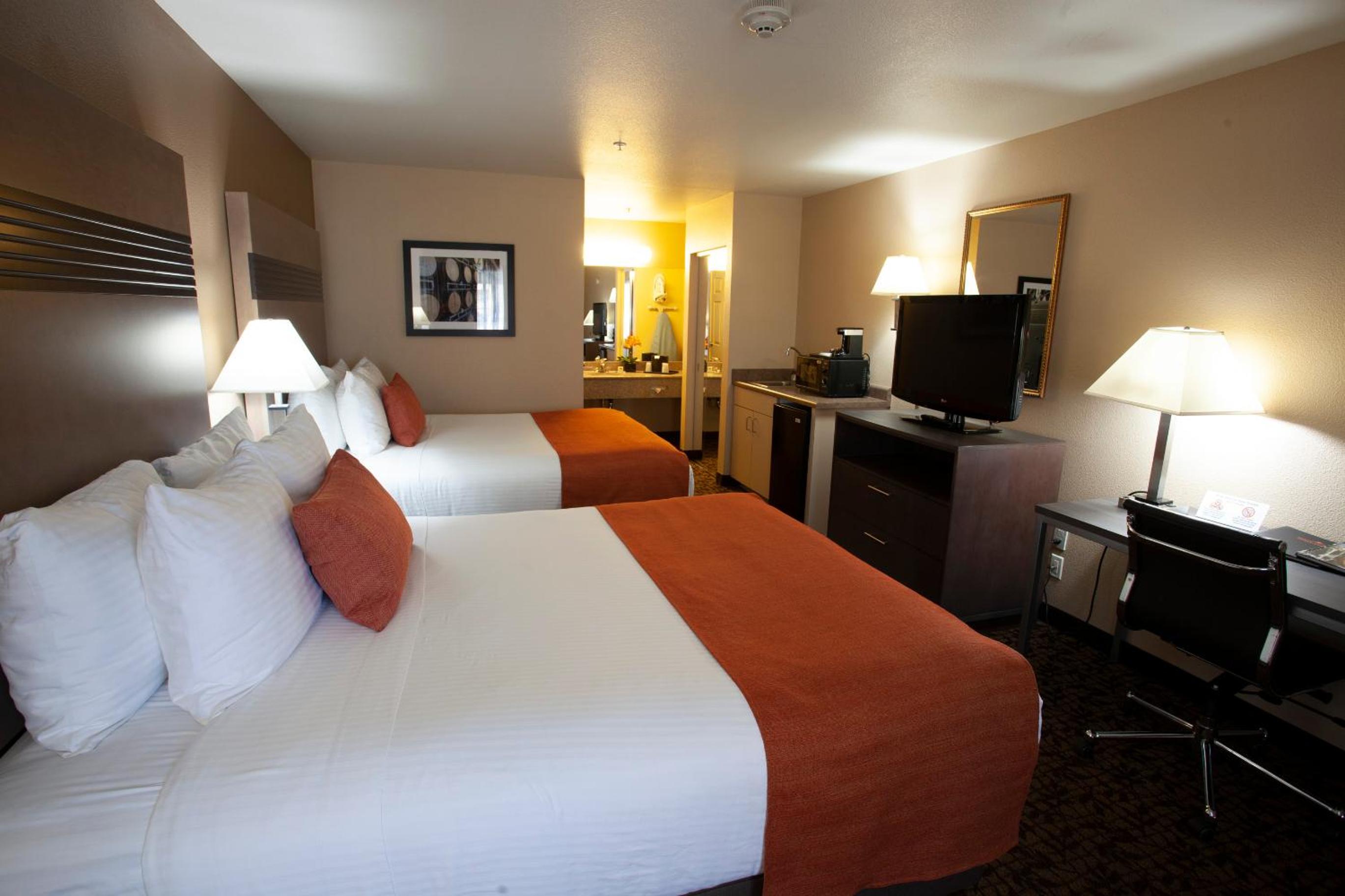 Queen Room with Two Queen Beds - Photo 6