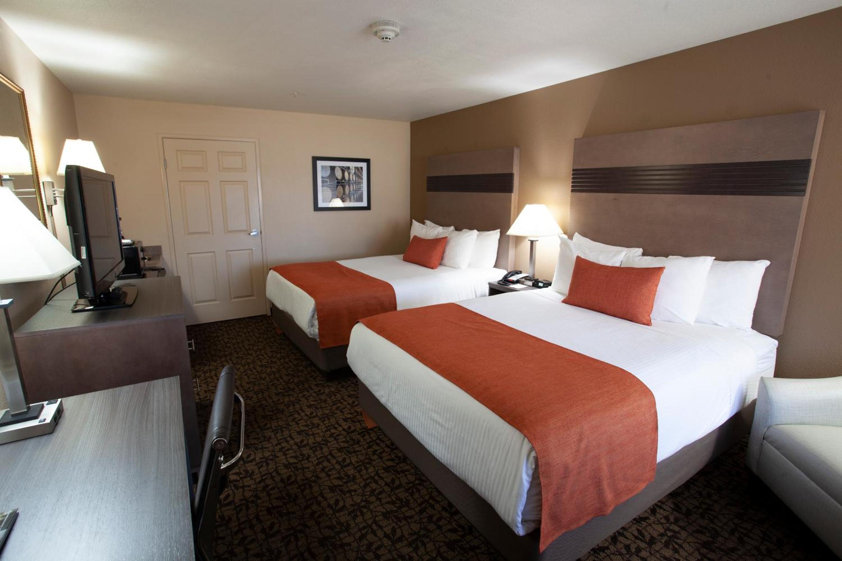 Queen Room with Two Queen Beds - Photo 4