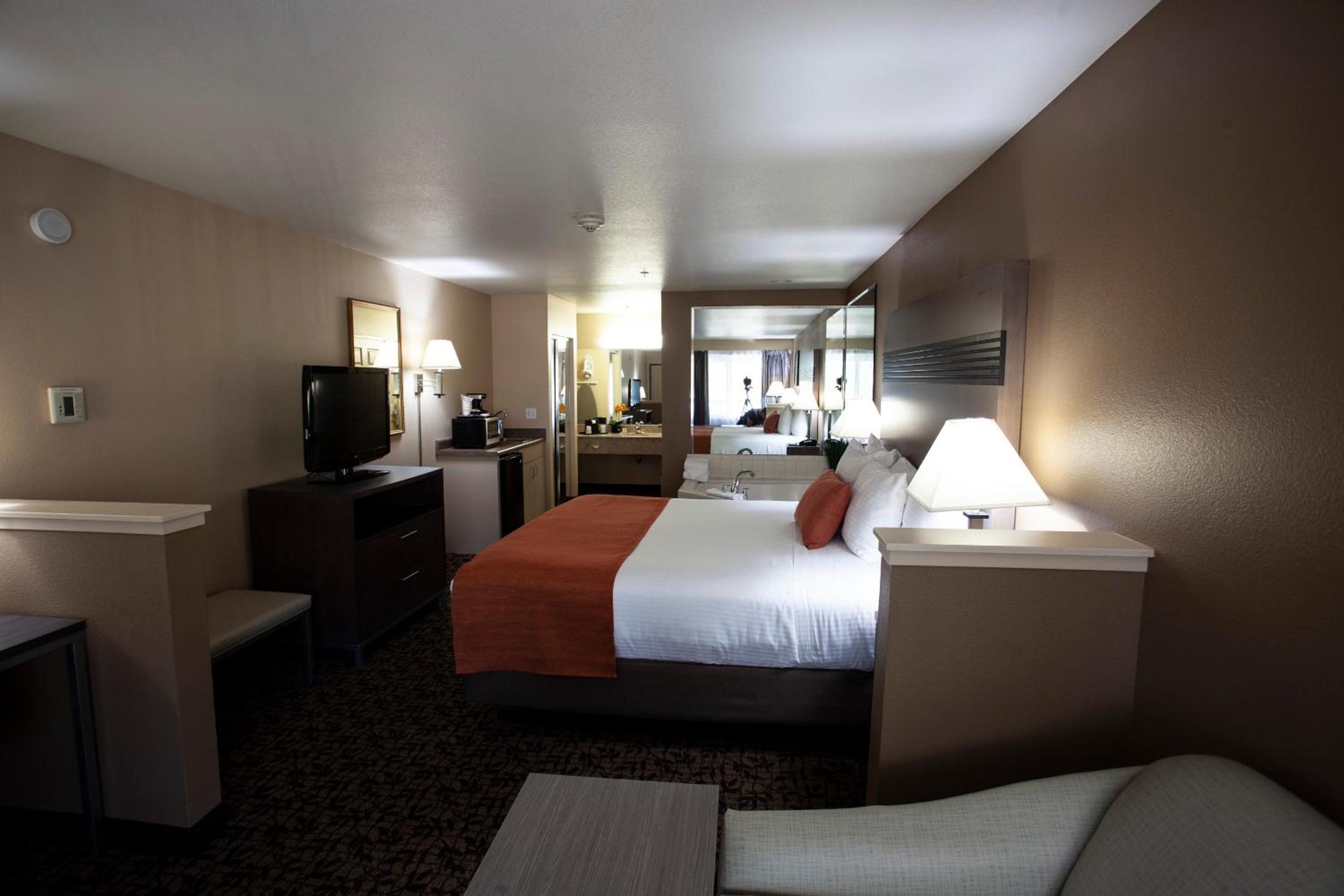 1 King Bed, Suite, Jetted Tub, Non-Smoking - Photo 5