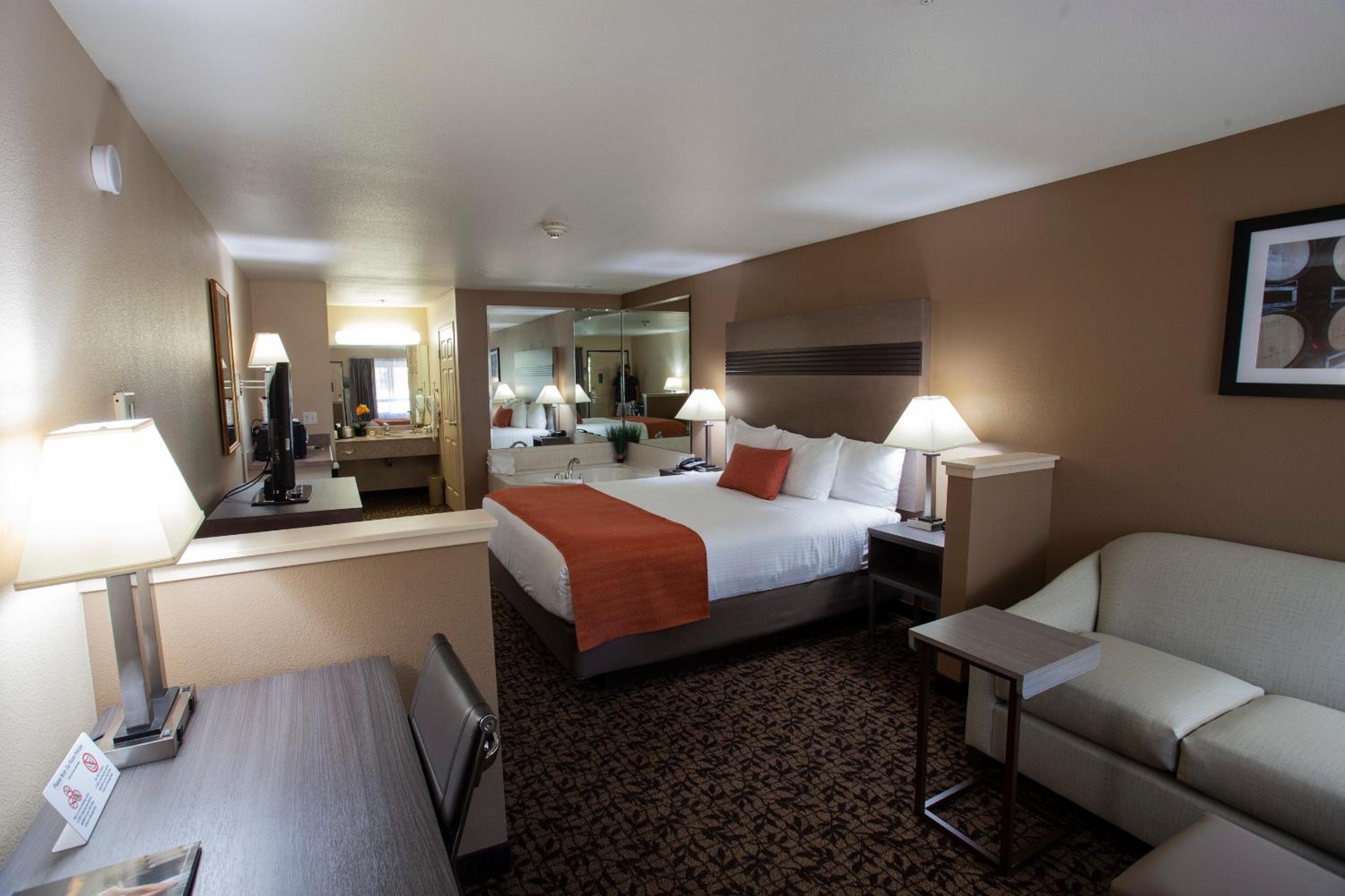 1 King Bed, Suite, Jetted Tub, Non-Smoking - Photo 1