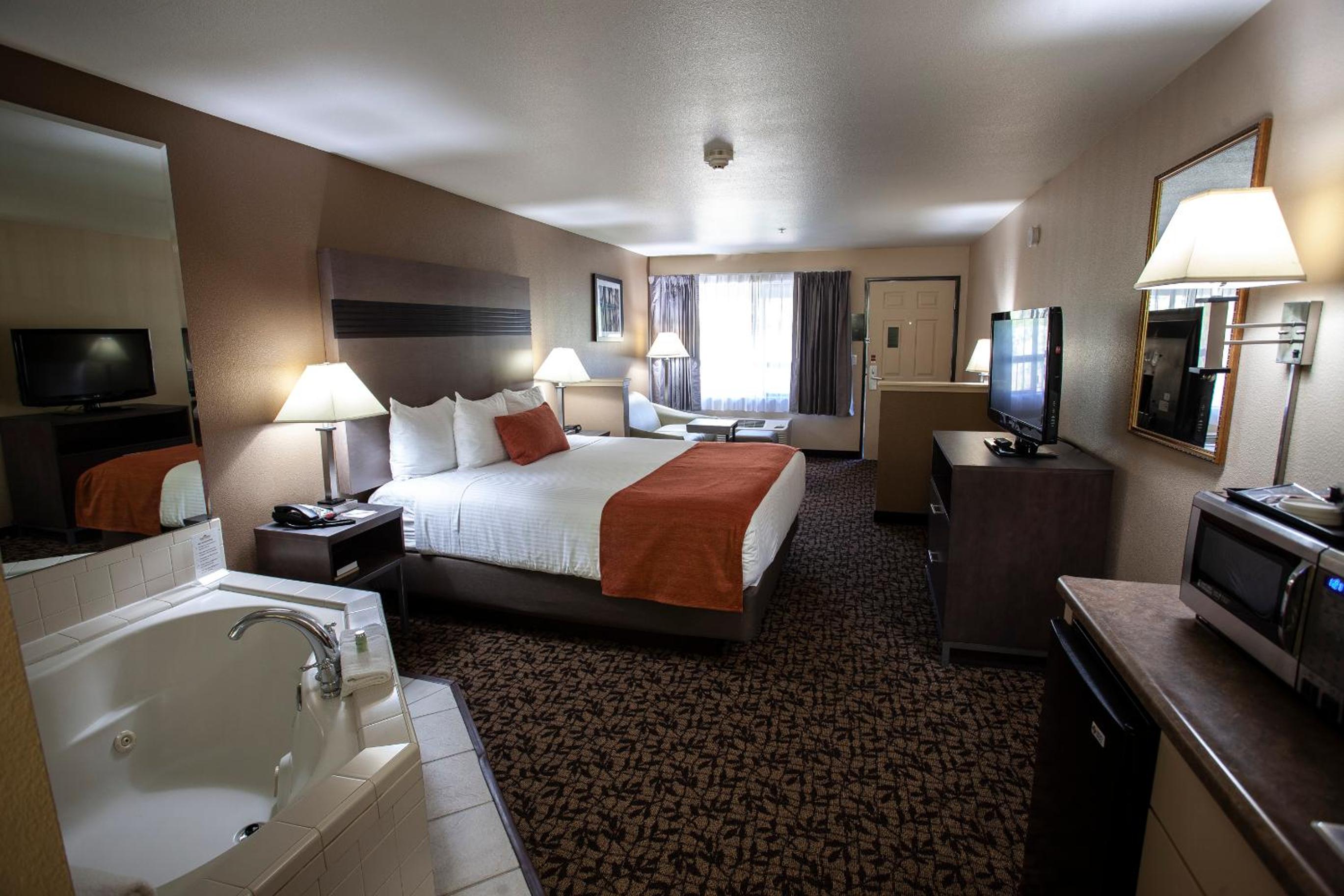 1 King Bed, Suite, Jetted Tub, Non-Smoking - Photo 2