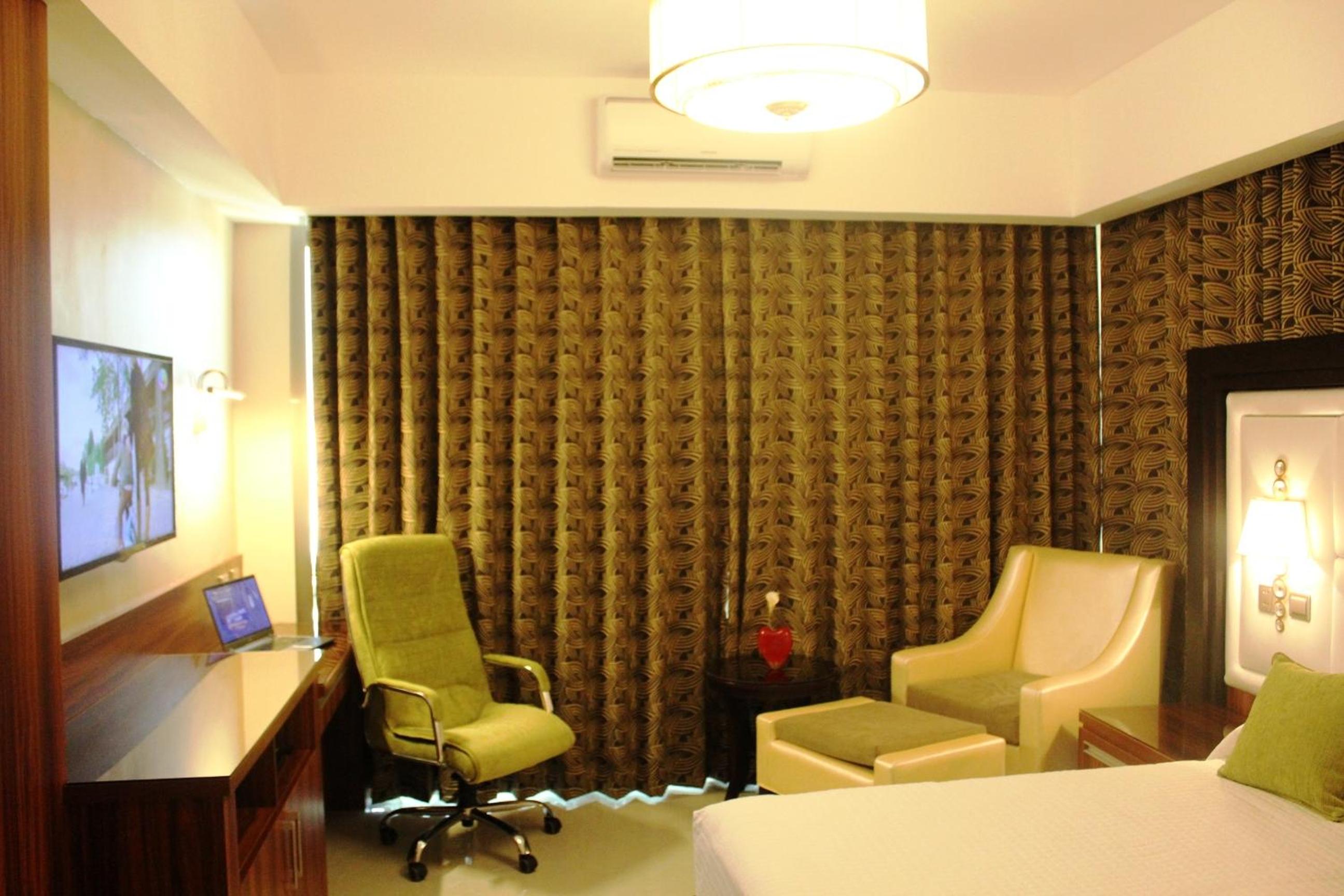 Crown Executive photo 3