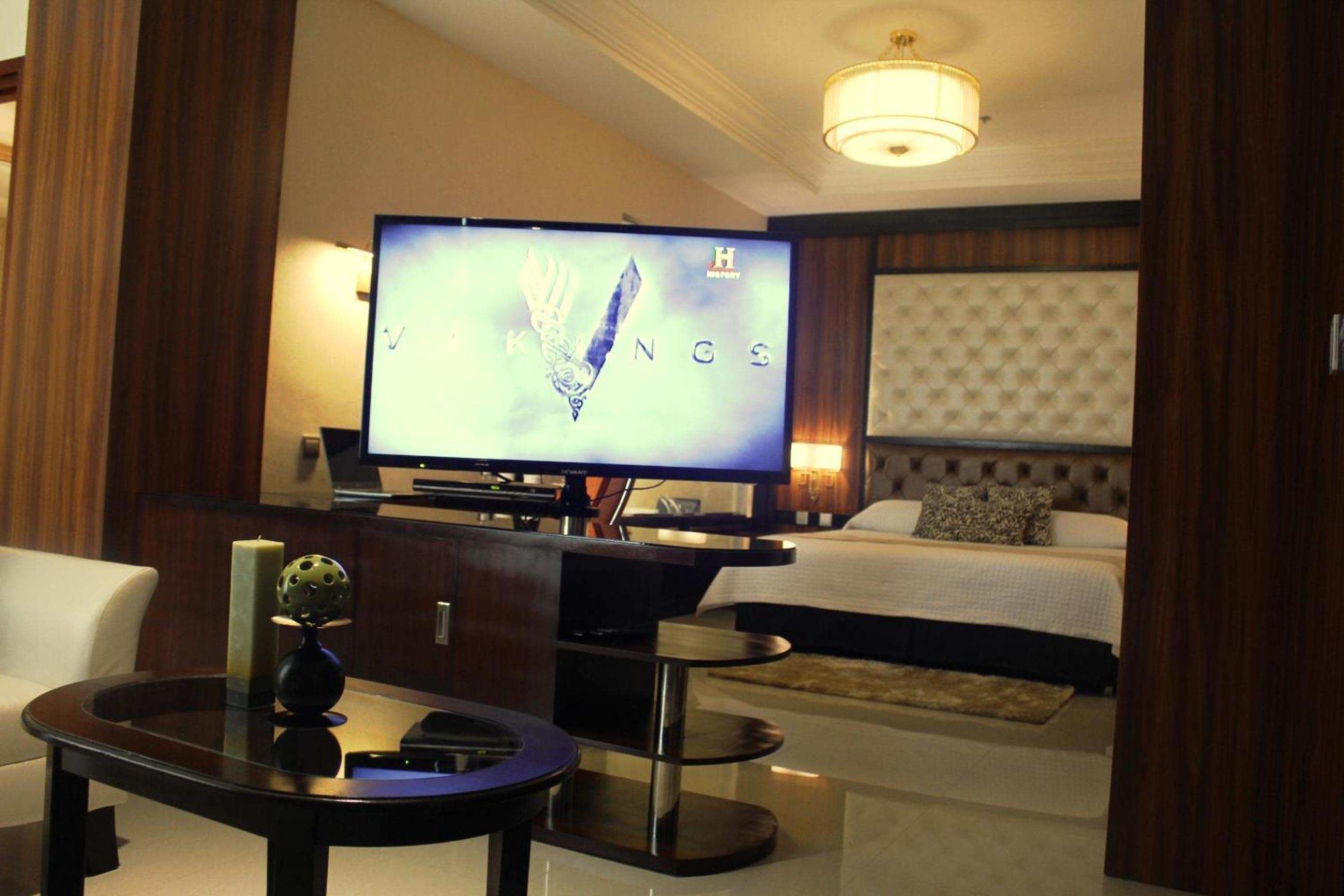 Crown Jacuzzi Suite photo 3