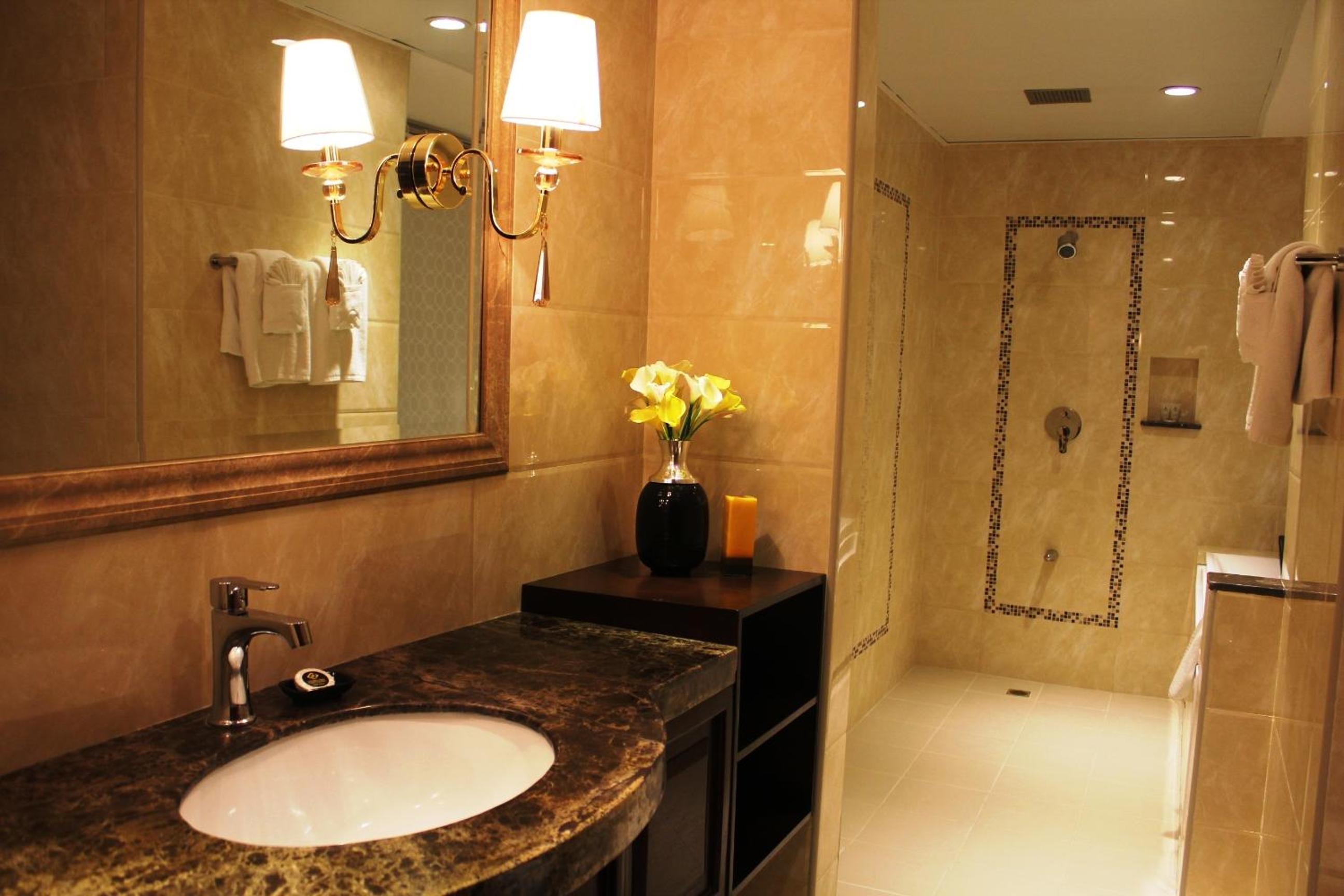 Crown Jacuzzi Suite photo 2