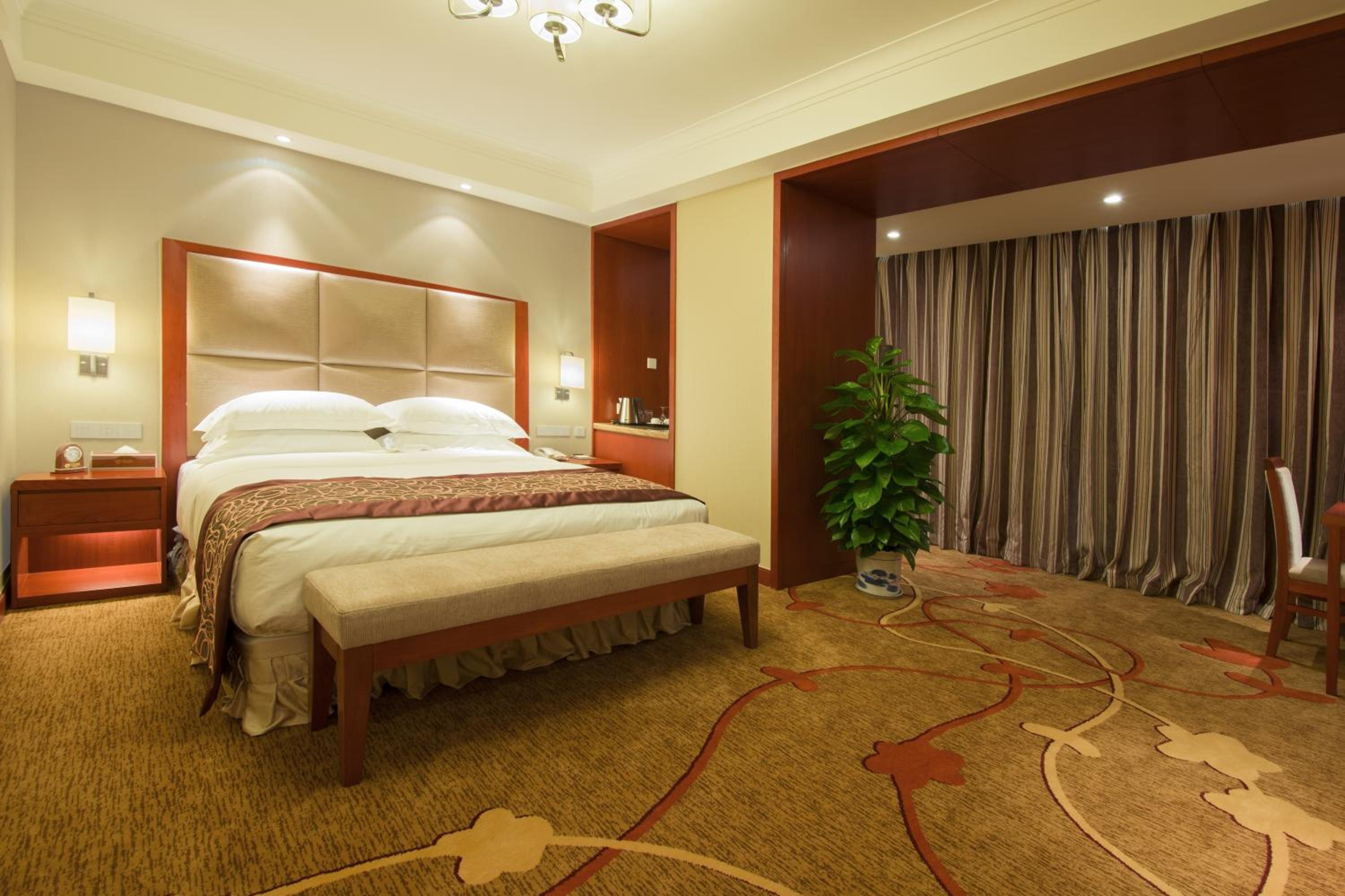 Business Queen Room