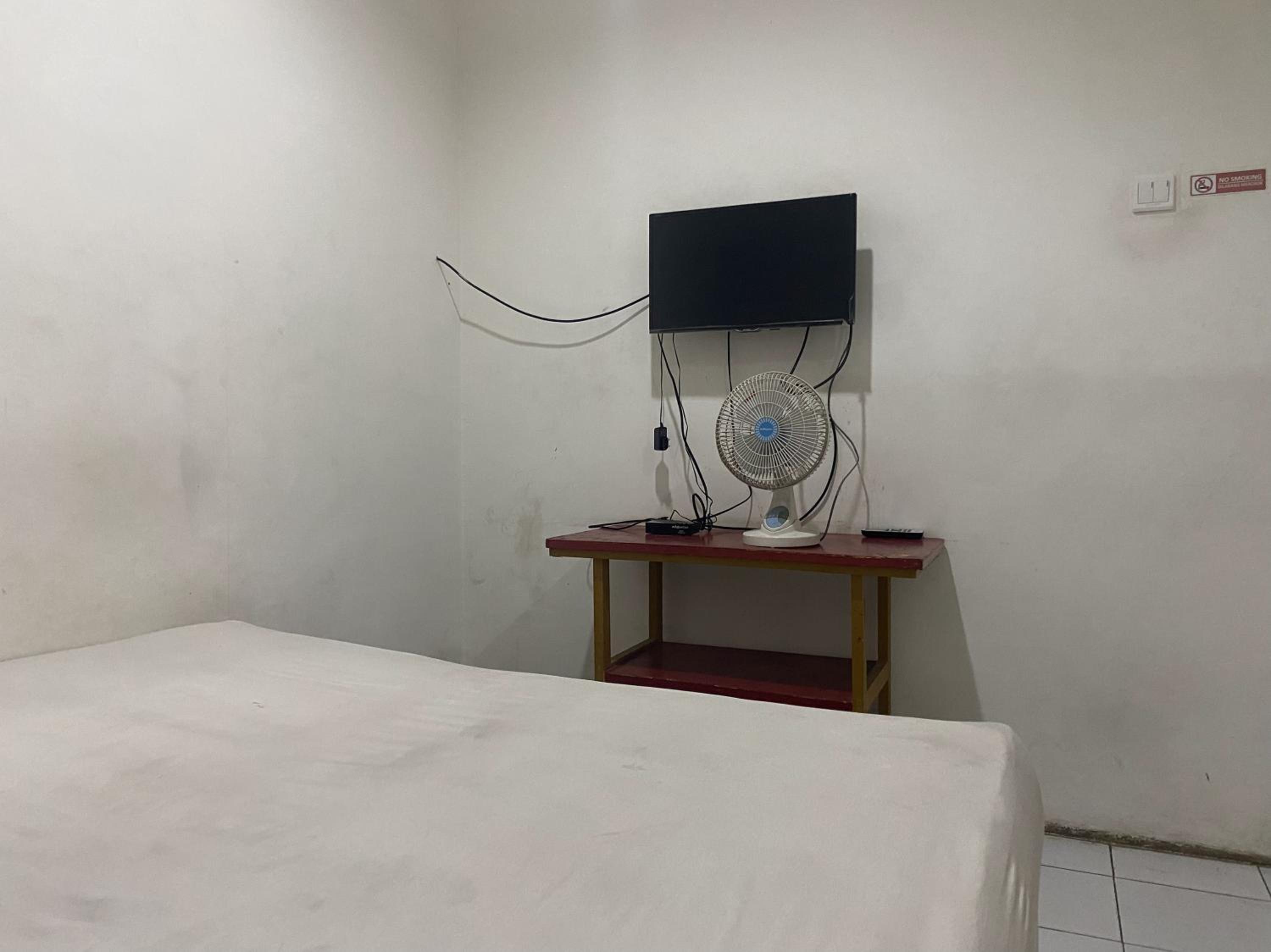 Budget Double Room - Photo 13