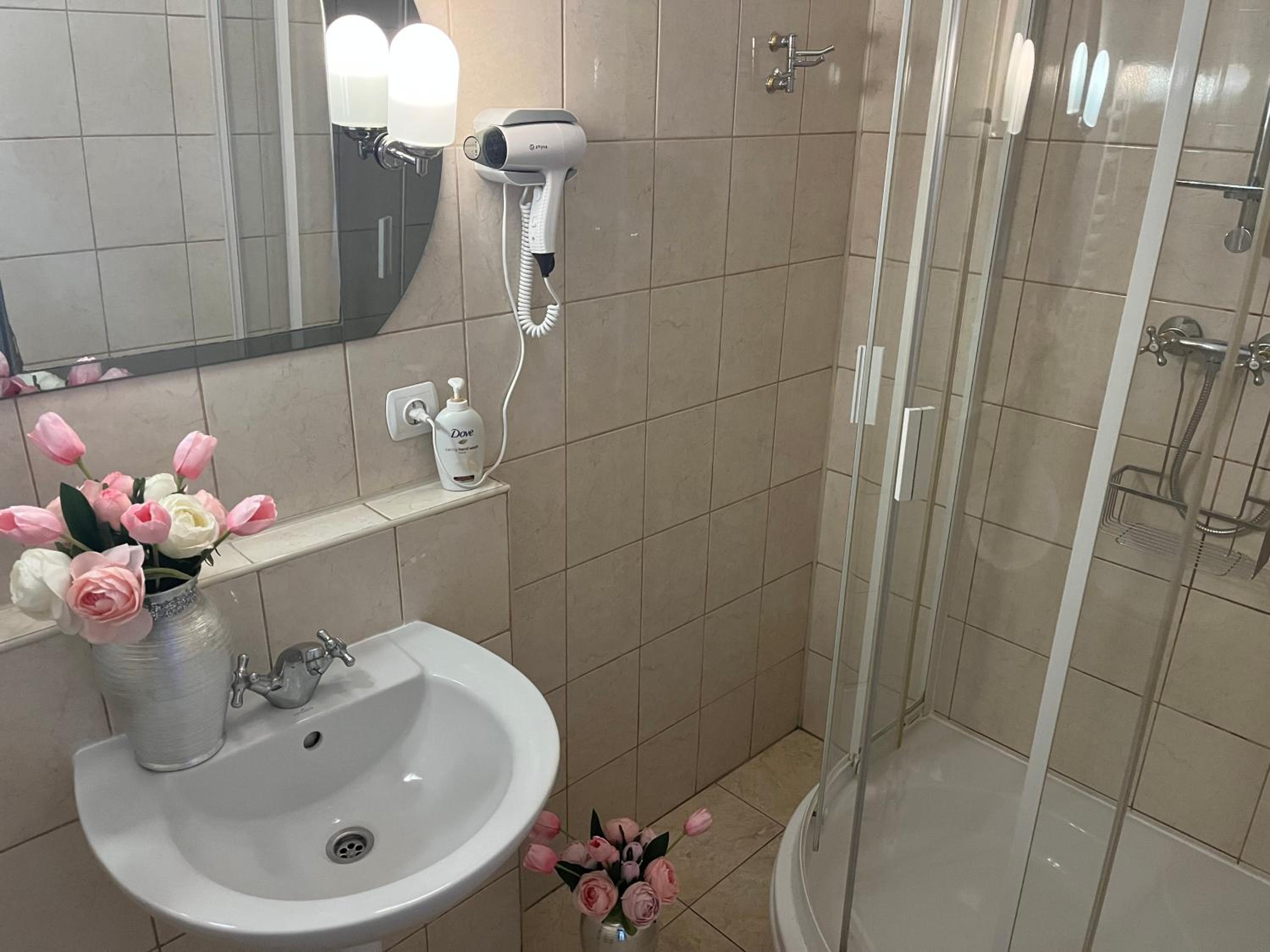 Large Double or Twin Room - Photo 1